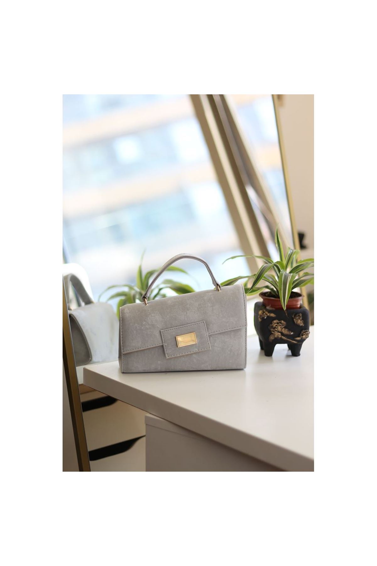 Kadın Gri Yamuk Form Gold Toka Detaylı Omuz Çantası