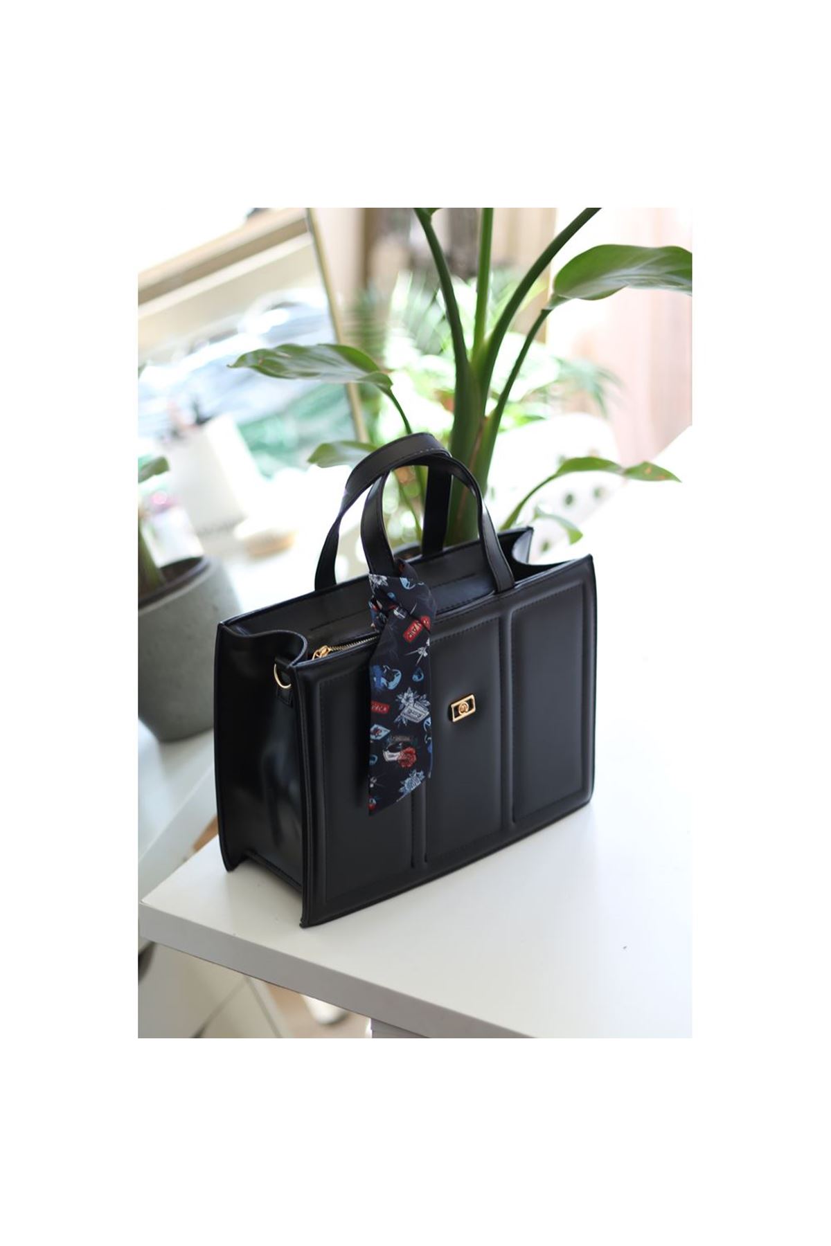 Kadın Siyah Yumuşak Deri Büyük Boy Fular Detaylı Omuz Çantası