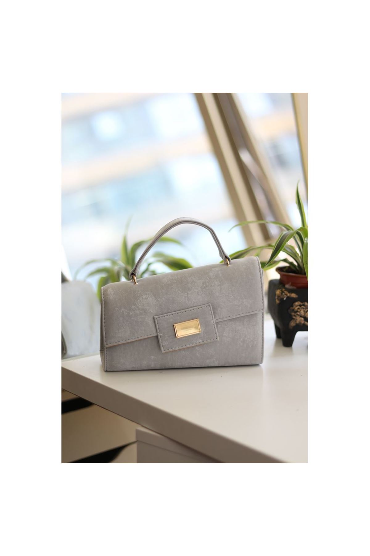 Kadın Gri Yamuk Form Gold Toka Detaylı Omuz Çantası