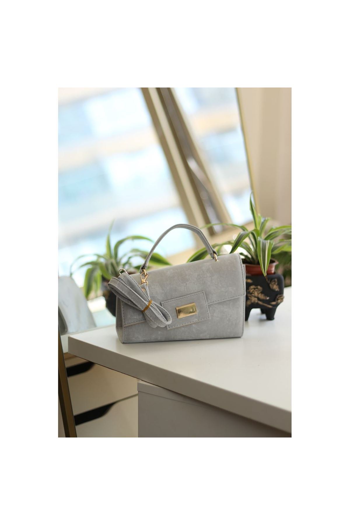 Kadın Gri Yamuk Form Gold Toka Detaylı Omuz Çantası