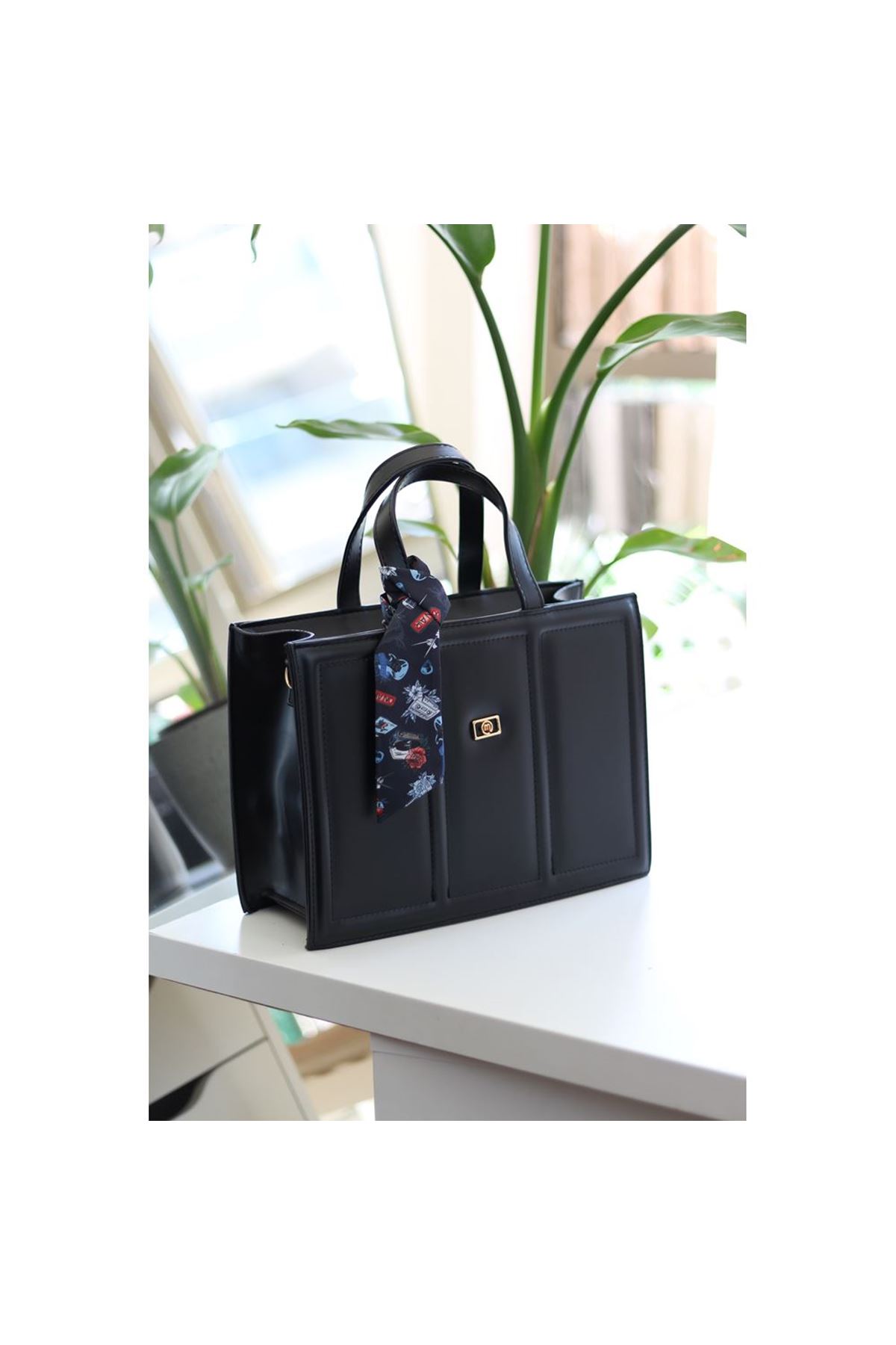 Kadın Siyah Yumuşak Deri Büyük Boy Fular Detaylı Omuz Çantası