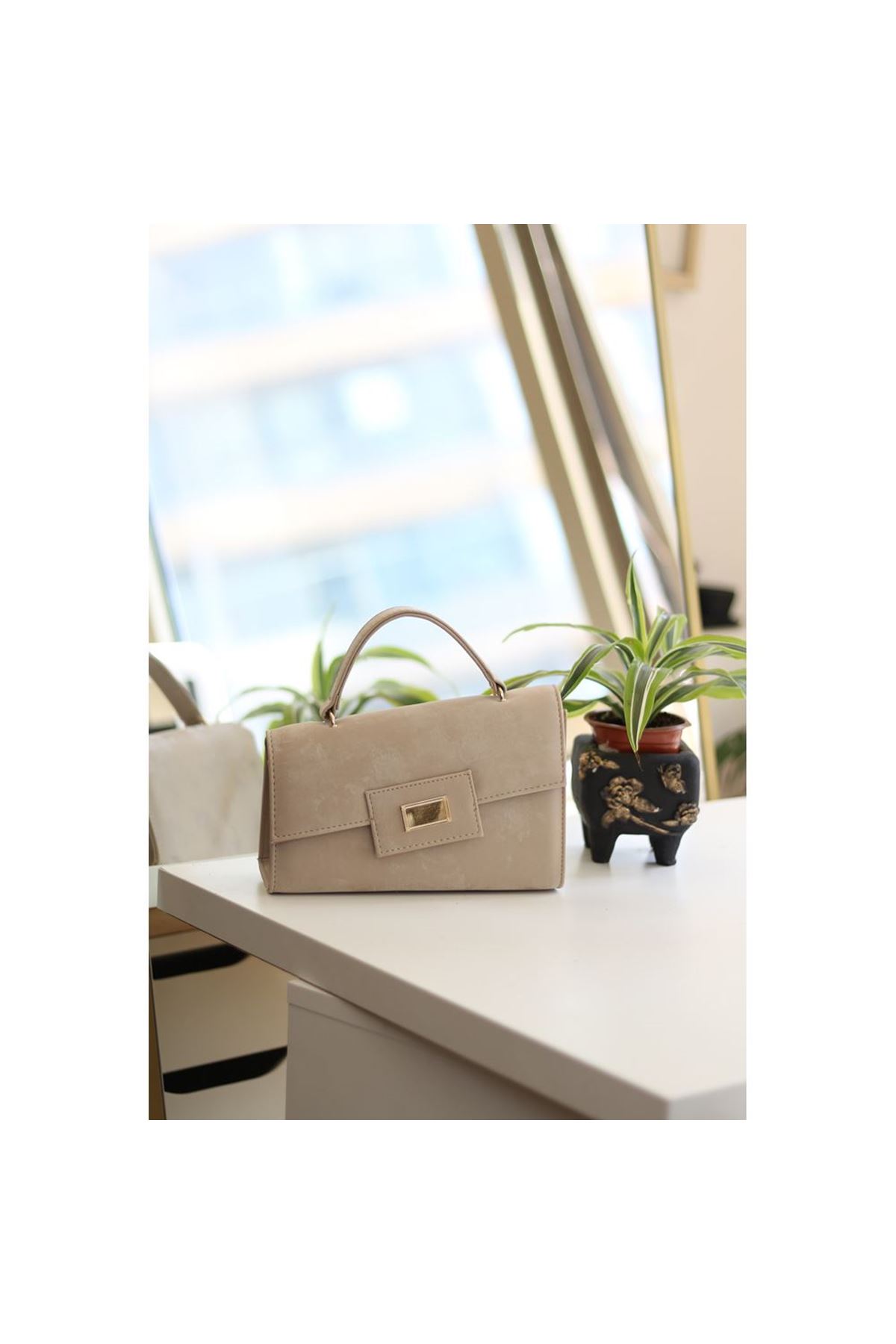 Kadın Bej Yamuk Form Gold Toka Detaylı Omuz Çantası