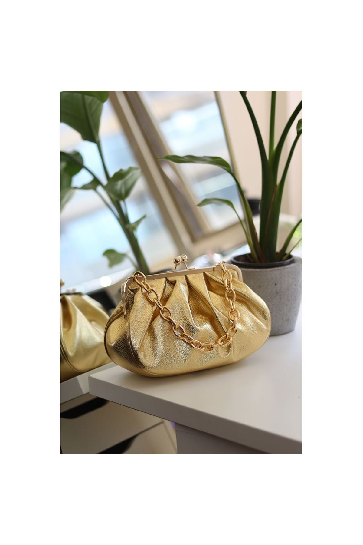 Kadın Gold  Metalik Bohça Formlu Zincir Detaylı Çanta