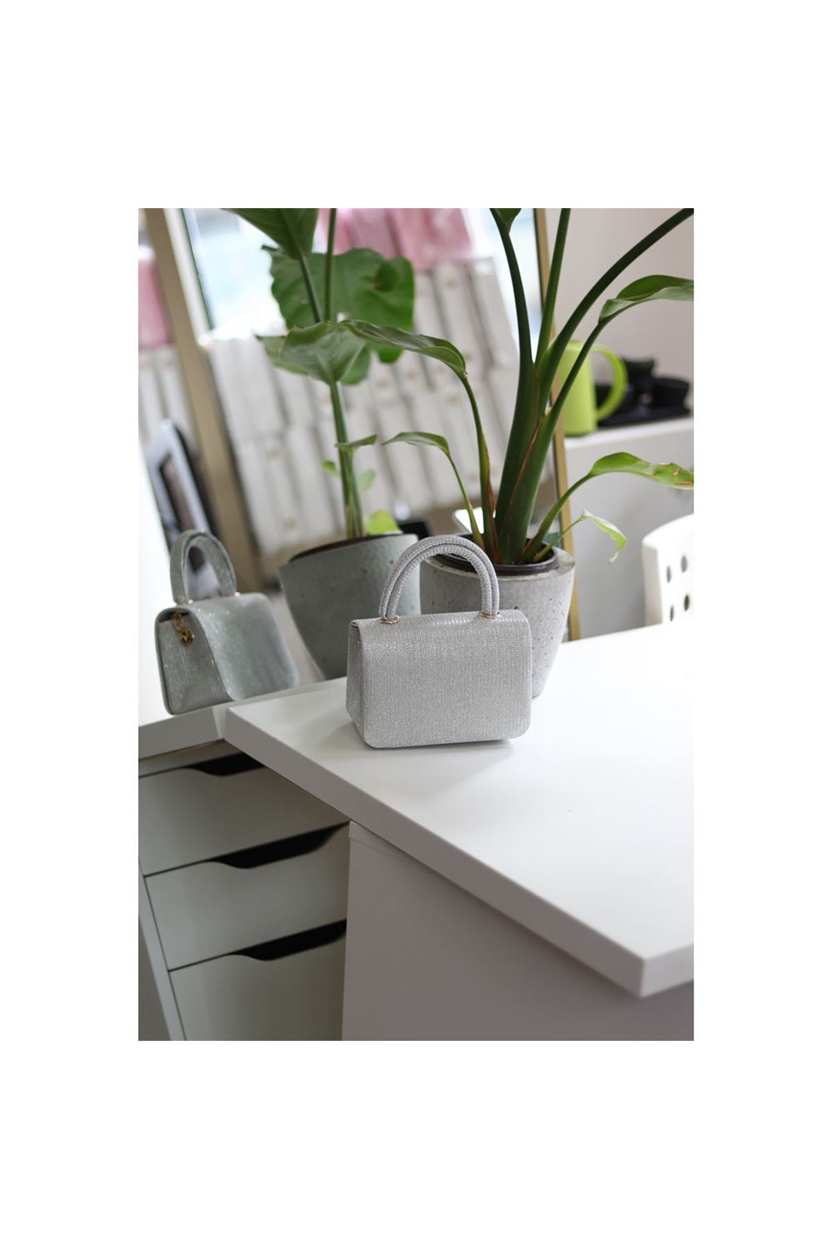 Silver Simli Tutma Saplı Zincir Detaylı Abiye El Çantası