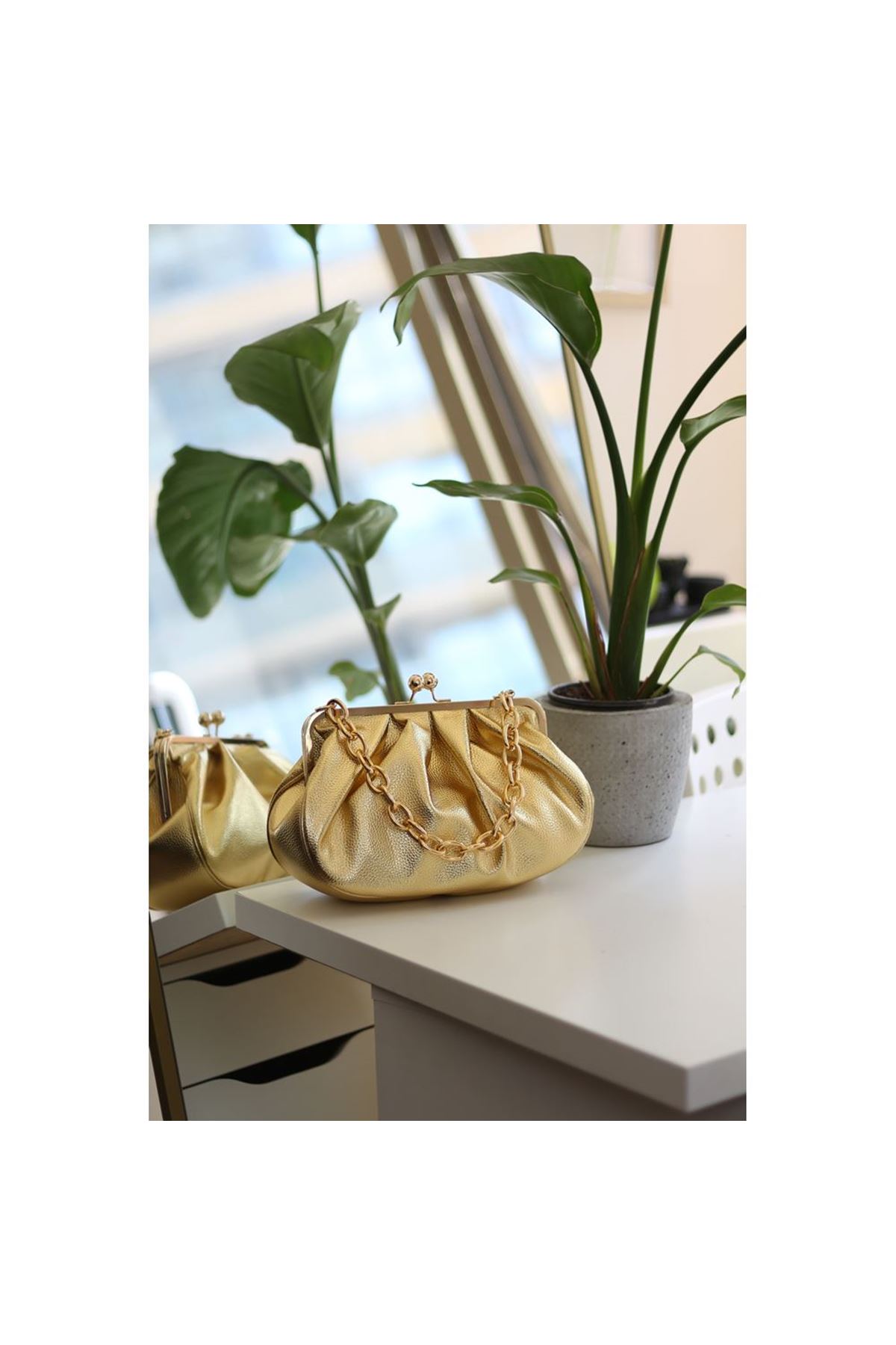 Kadın Gold  Metalik Bohça Formlu Zincir Detaylı Çanta