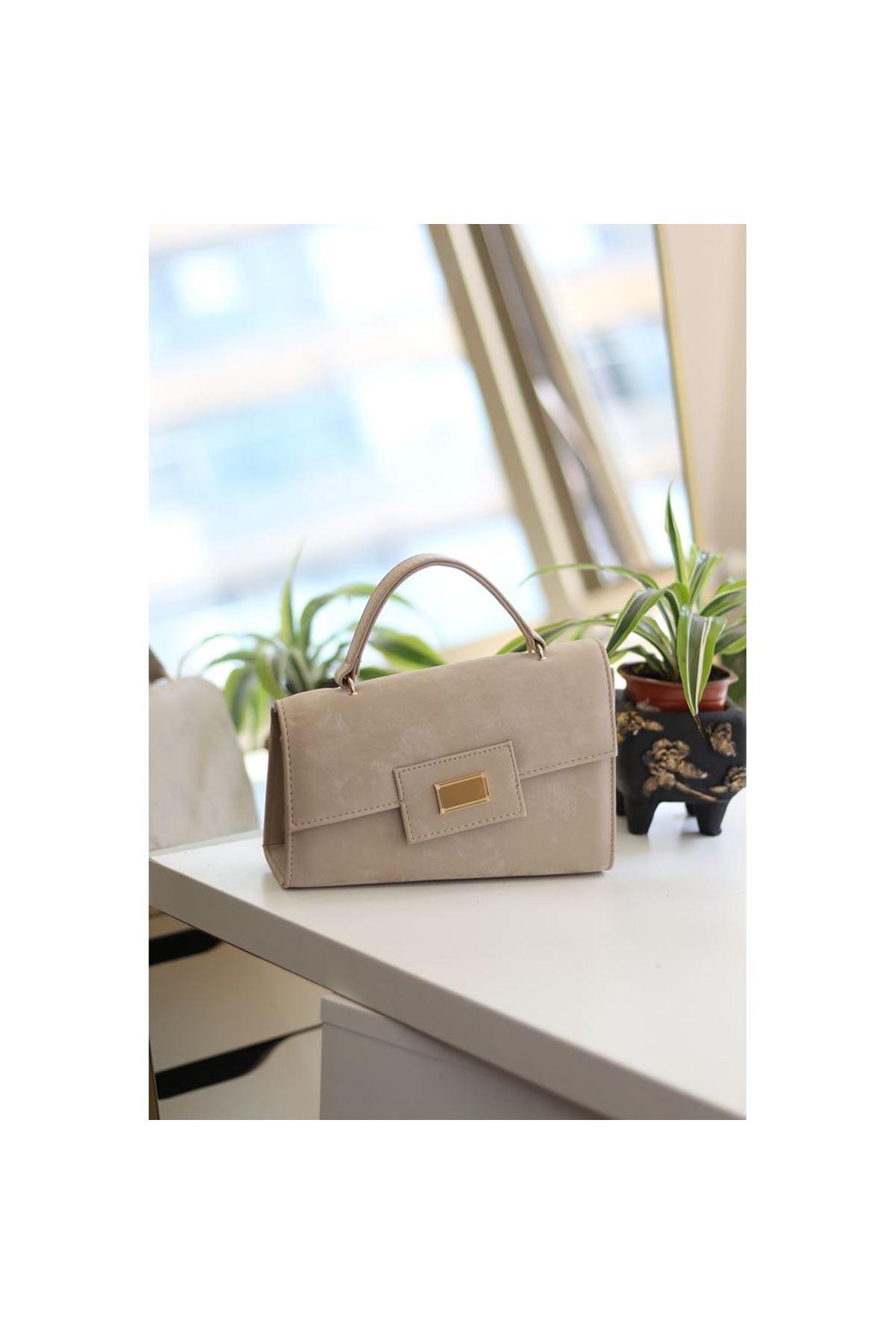 Kadın Bej Yamuk Form Gold Toka Detaylı Omuz Çantası