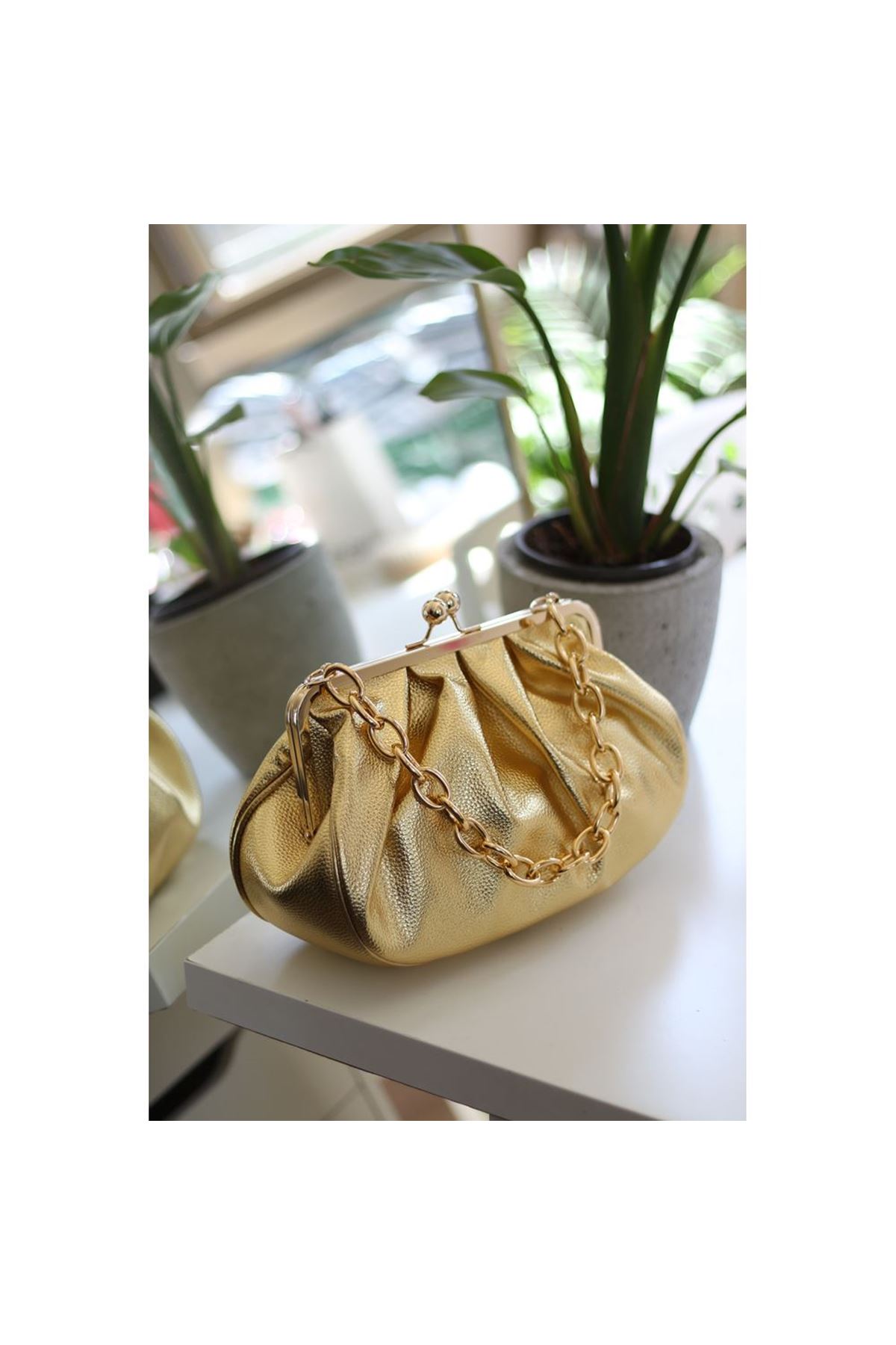 Kadın Gold  Metalik Bohça Formlu Zincir Detaylı Çanta