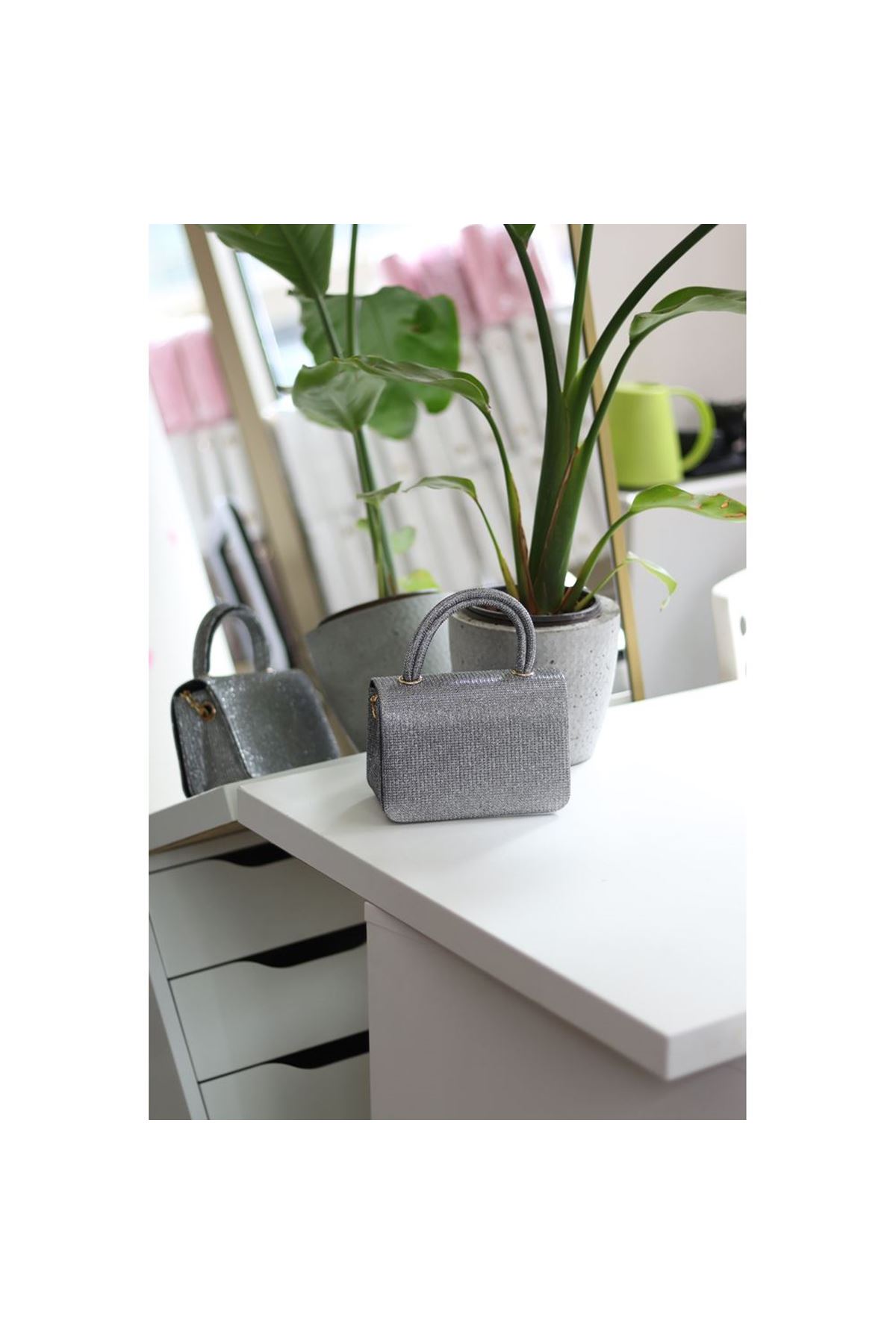 Platin Simli Tutma Saplı Zincir Detaylı Abiye El Çantası