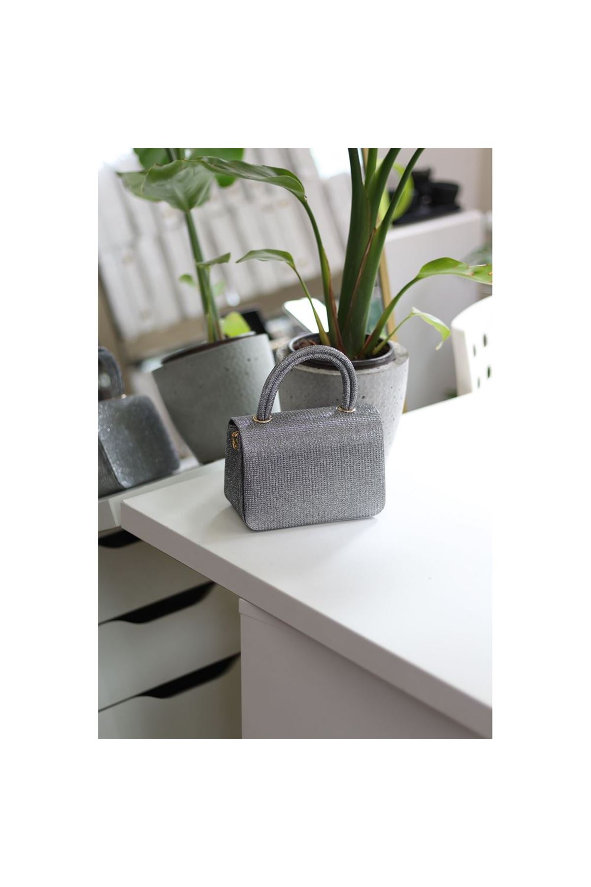 Platin Simli Tutma Saplı Zincir Detaylı Abiye El Çantası