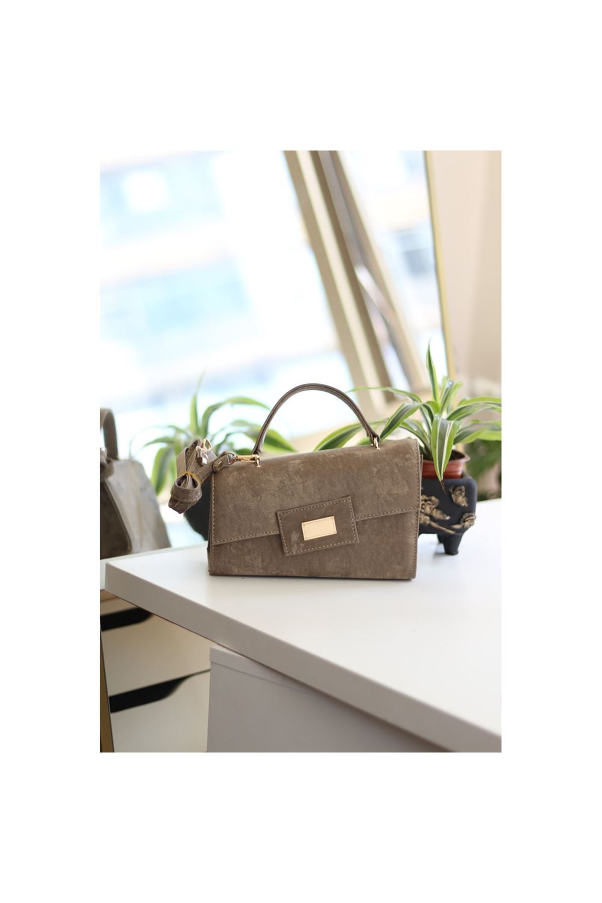 Kadın Vizon Yamuk Form Gold Toka Detaylı Omuz Çantası