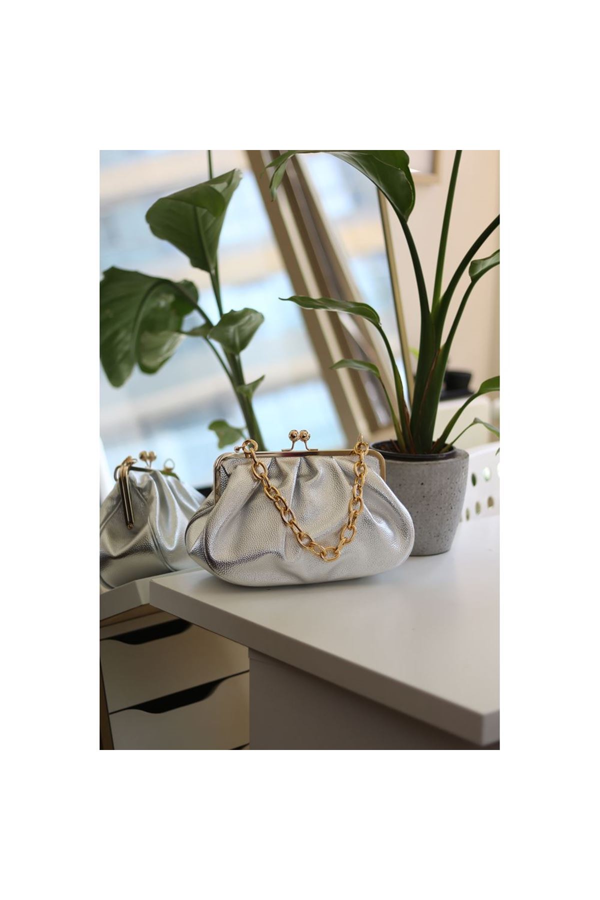 Kadın Silver Metalik Bohça Formlu Zincir Detaylı Çanta