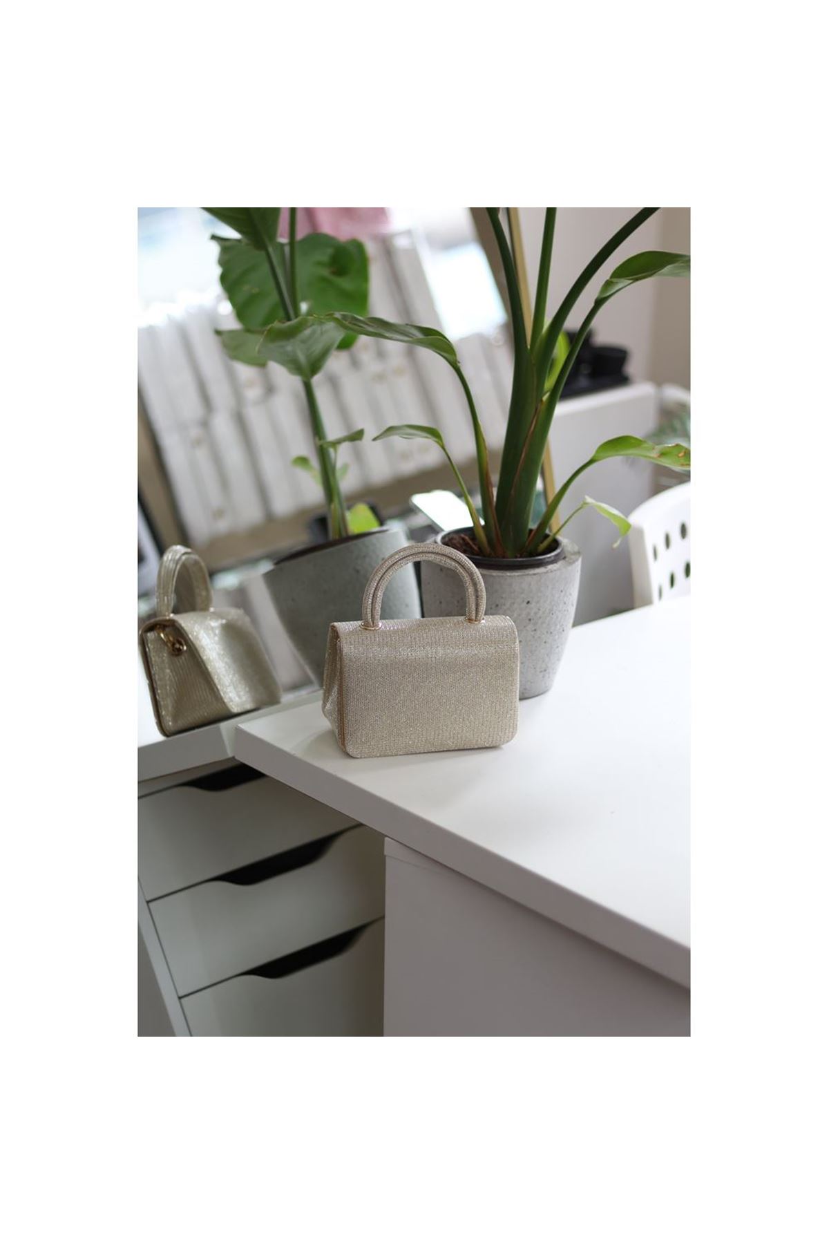 Gold Simli Tutma Saplı Zincir Detaylı Abiye El Çantası