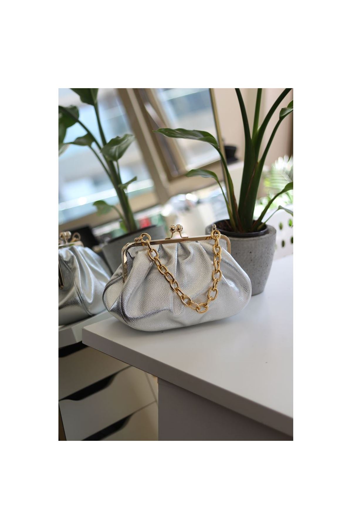 Kadın Silver Metalik Bohça Formlu Zincir Detaylı Çanta