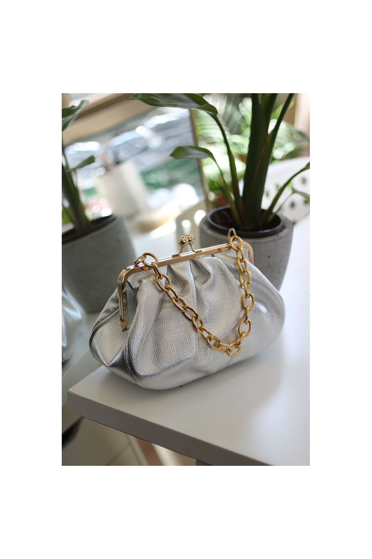 Kadın Silver Metalik Bohça Formlu Zincir Detaylı Çanta