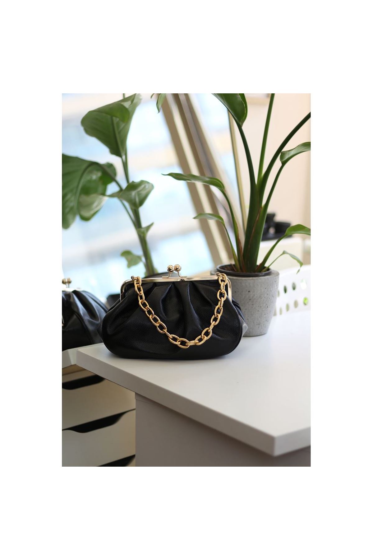 Kadın Siyah Bohça Formlu Zincir Detaylı Çanta