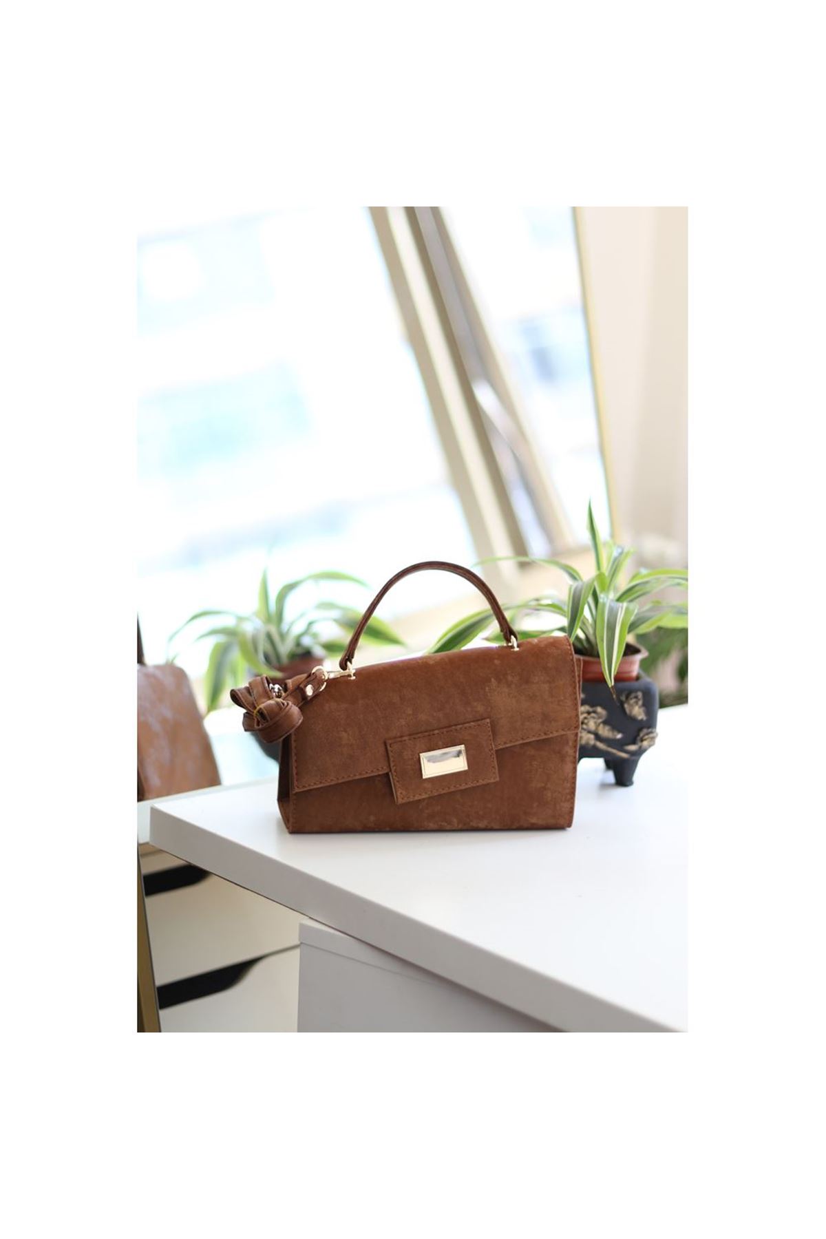 Kadın Taba Yamuk Form Gold Toka Detaylı Omuz Çantası