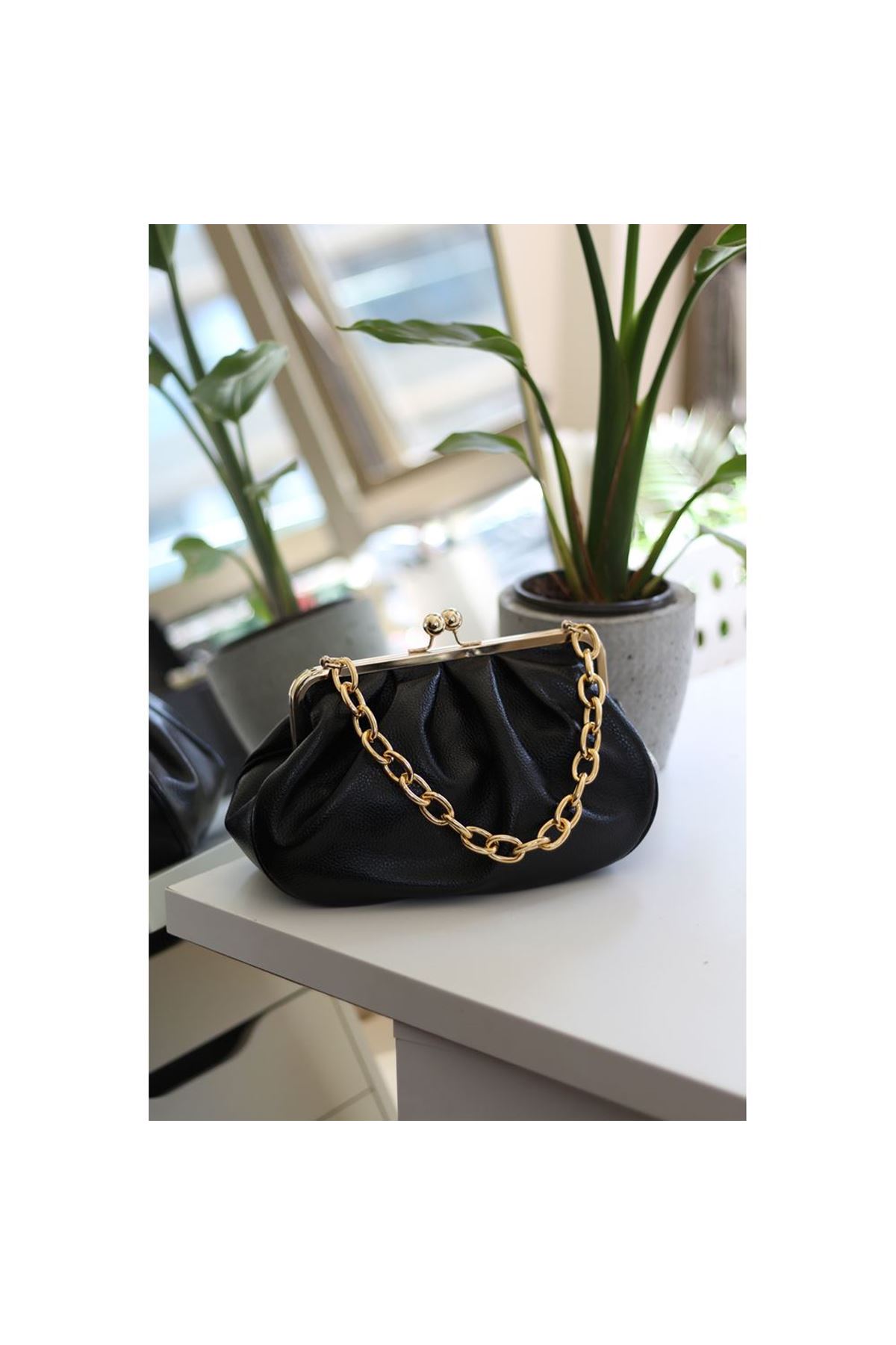 Kadın Siyah Bohça Formlu Zincir Detaylı Çanta