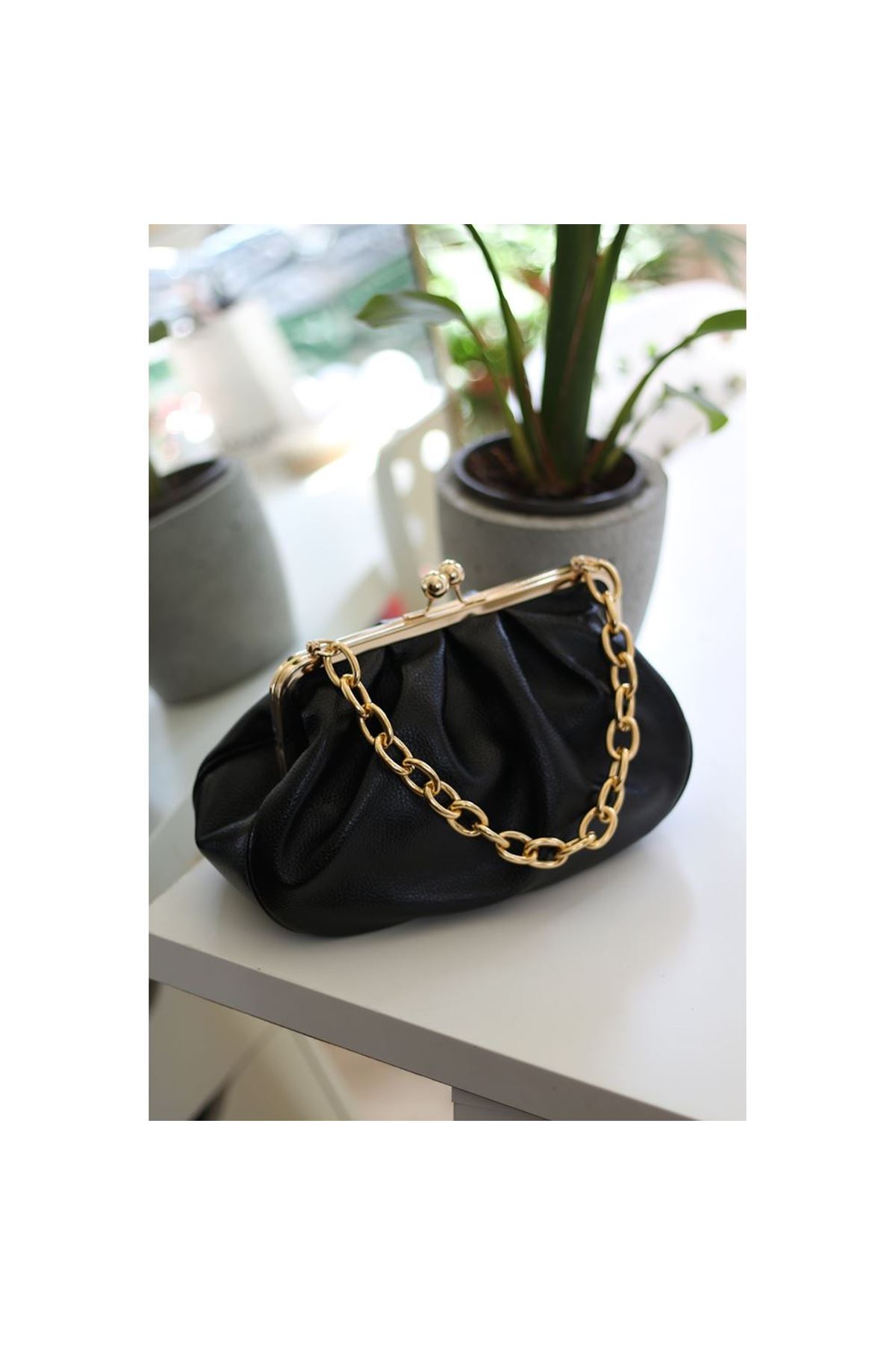 Kadın Siyah Bohça Formlu Zincir Detaylı Çanta