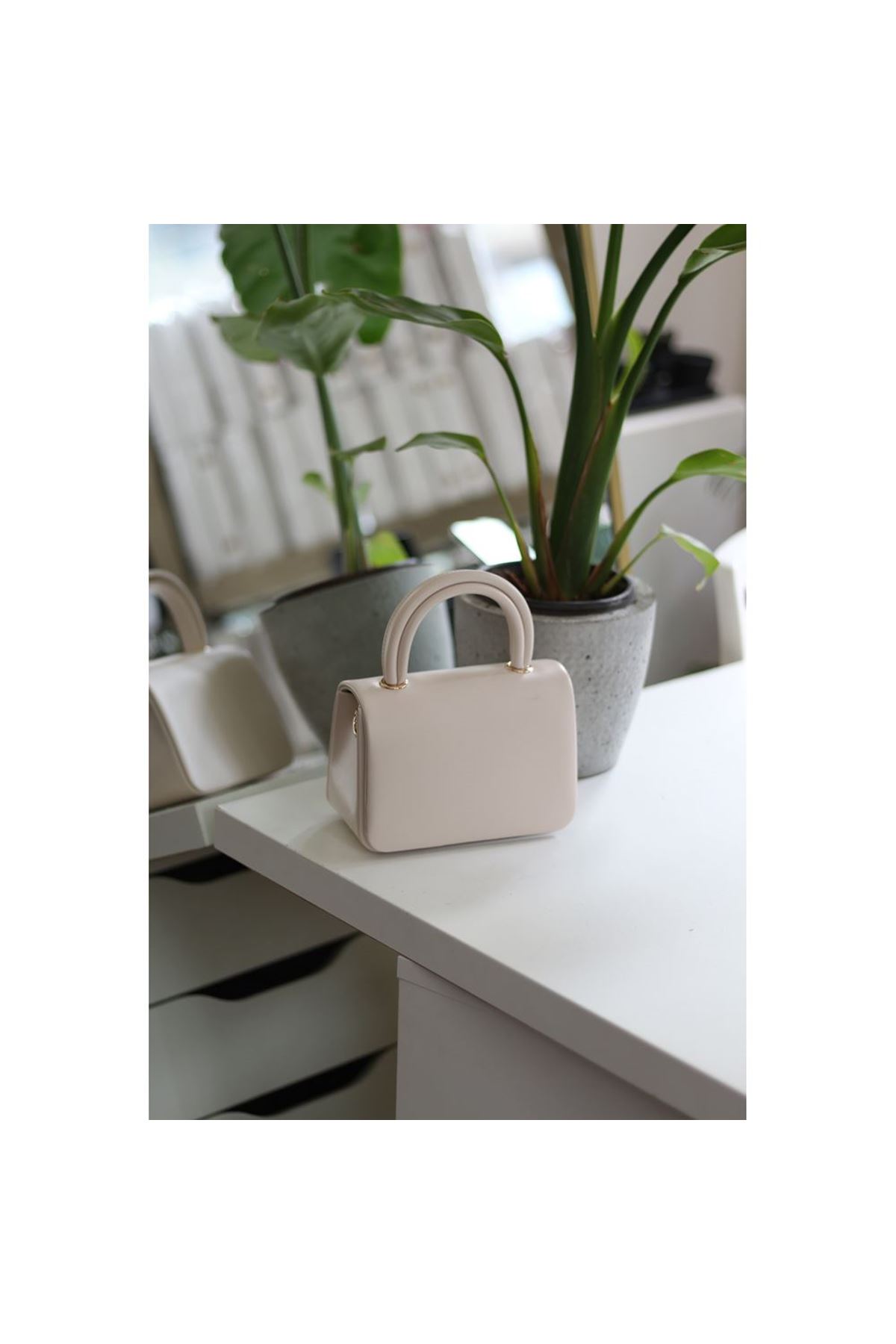 Krem Tutma Saplı Zincir Detaylı El Omuz Çantası
