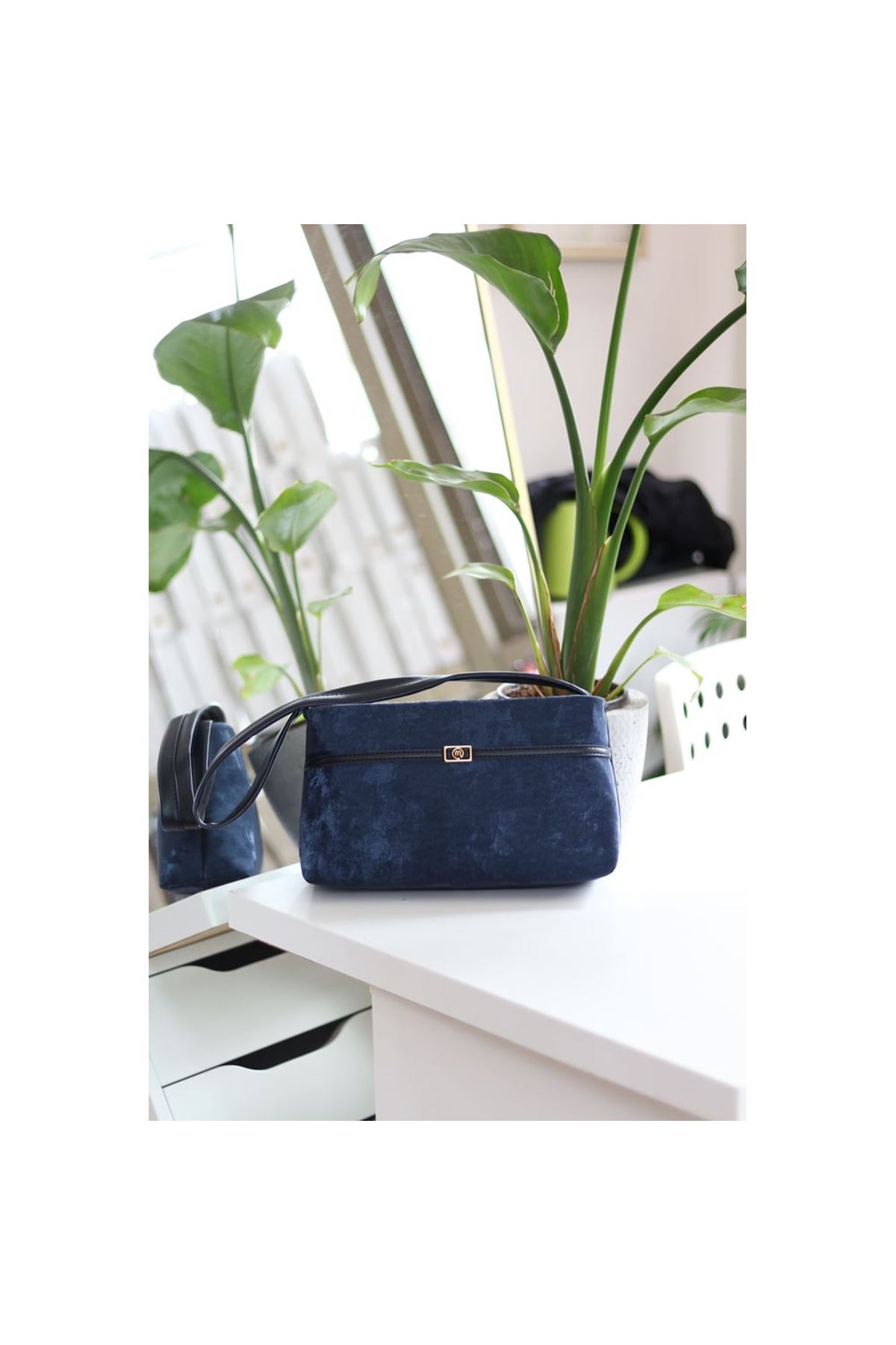 Kadın Koyu Mavi Yumuşak Doku Eskitme Desenli Omuz Çantası