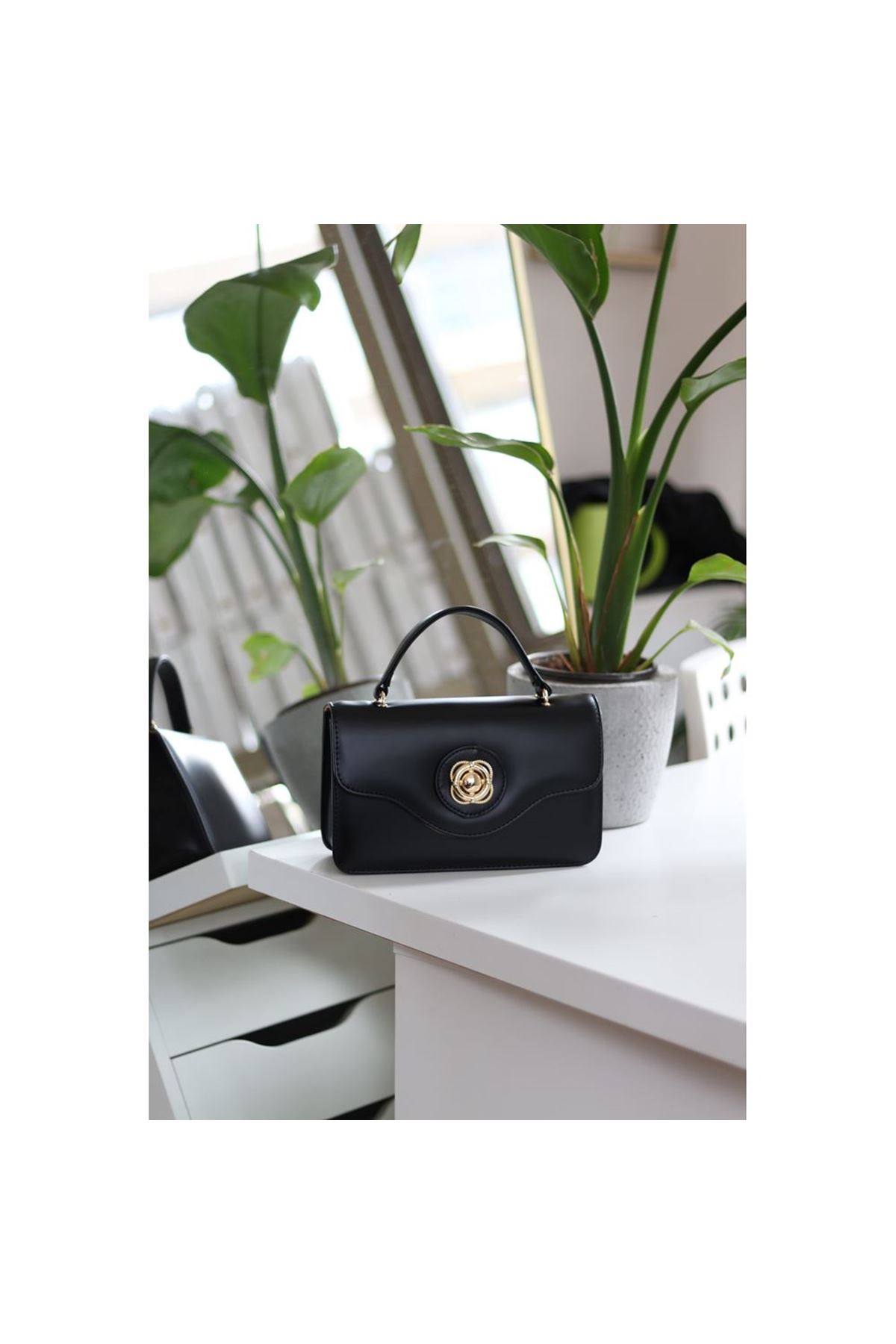 Kadın Siyah Gold Oval Toka Detaylı Yumuşak Deri El Omuz Çantası