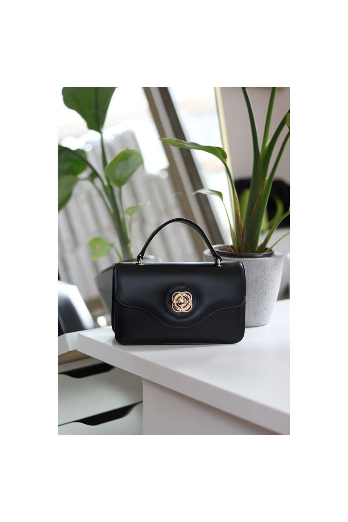 Kadın Siyah Gold Oval Toka Detaylı Yumuşak Deri El Omuz Çantası