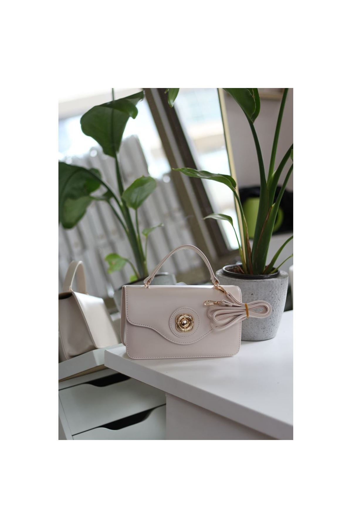 Kadın Krem Gold Oval Toka Detaylı Yumuşak Deri El Omuz Çantası