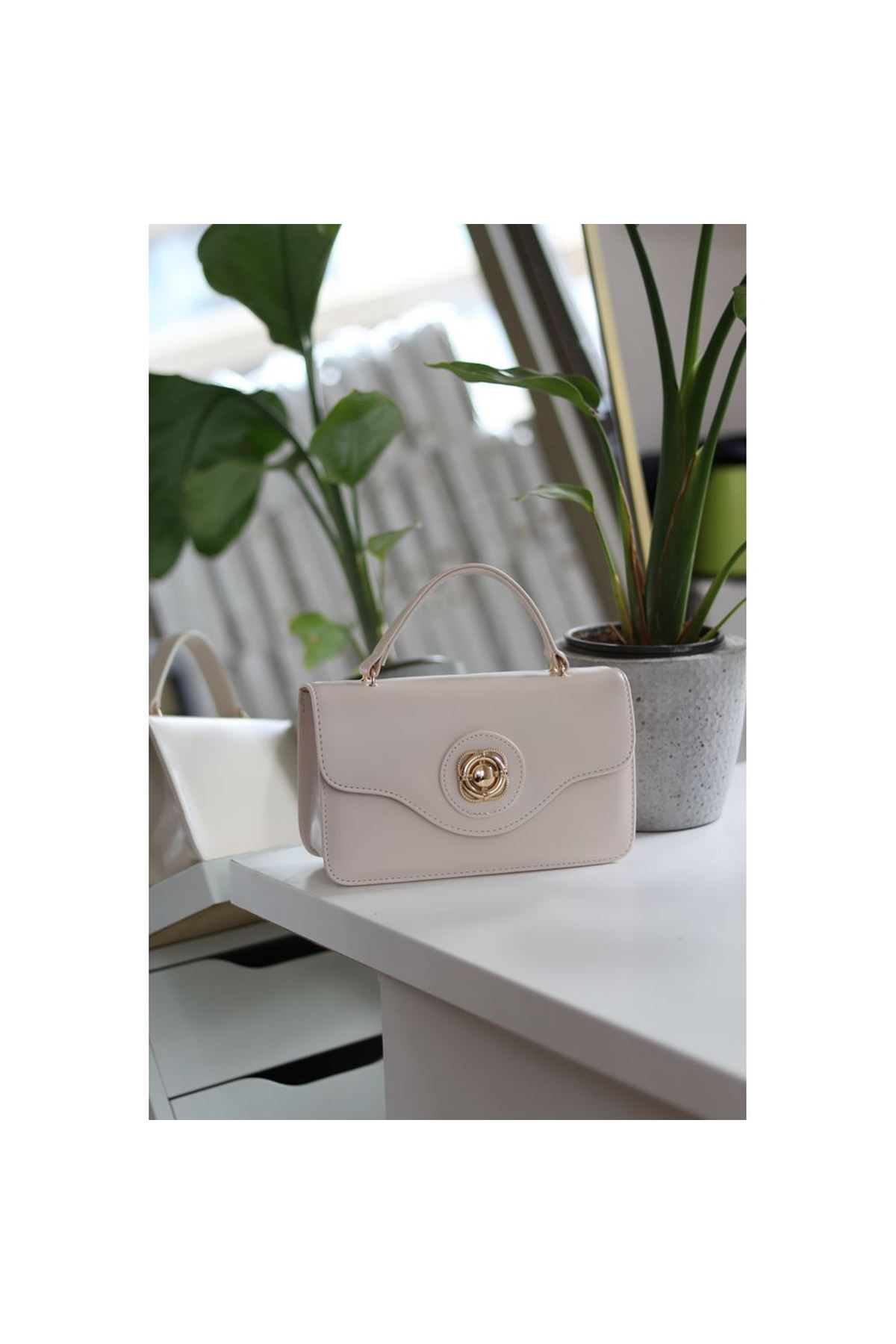 Kadın Krem Gold Oval Toka Detaylı Yumuşak Deri El Omuz Çantası