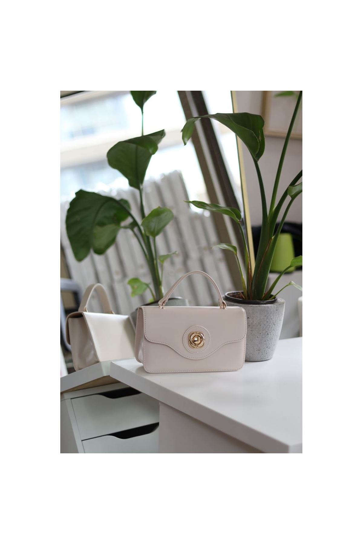 Kadın Krem Gold Oval Toka Detaylı Yumuşak Deri El Omuz Çantası