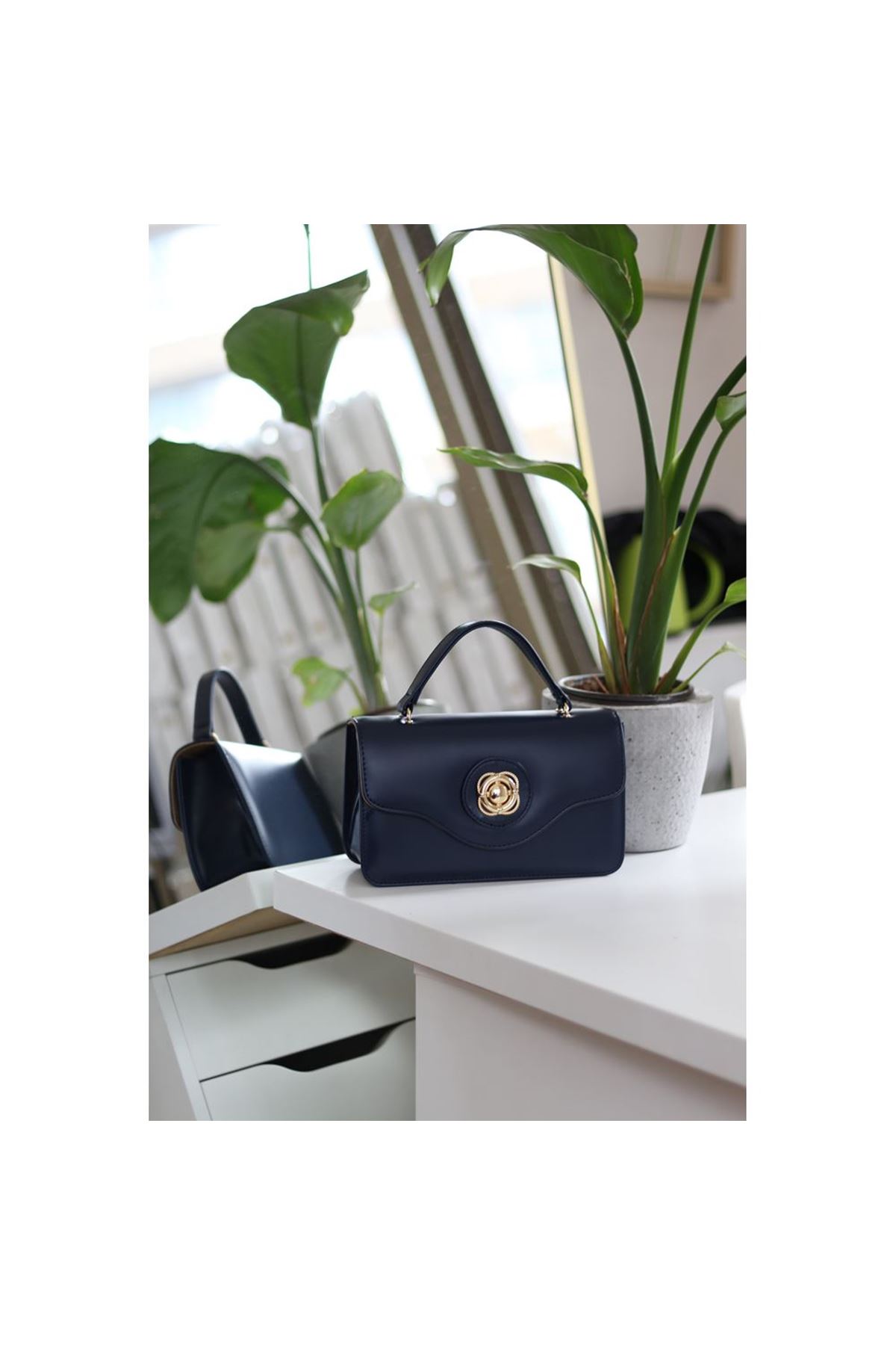 Kadın Lacivert Gold Oval Toka Detaylı Yumuşak Deri El Omuz Çantası