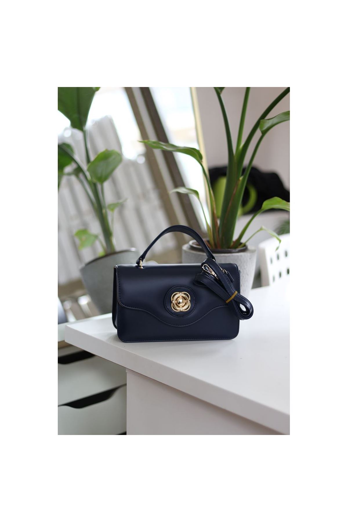Kadın Lacivert Gold Oval Toka Detaylı Yumuşak Deri El Omuz Çantası