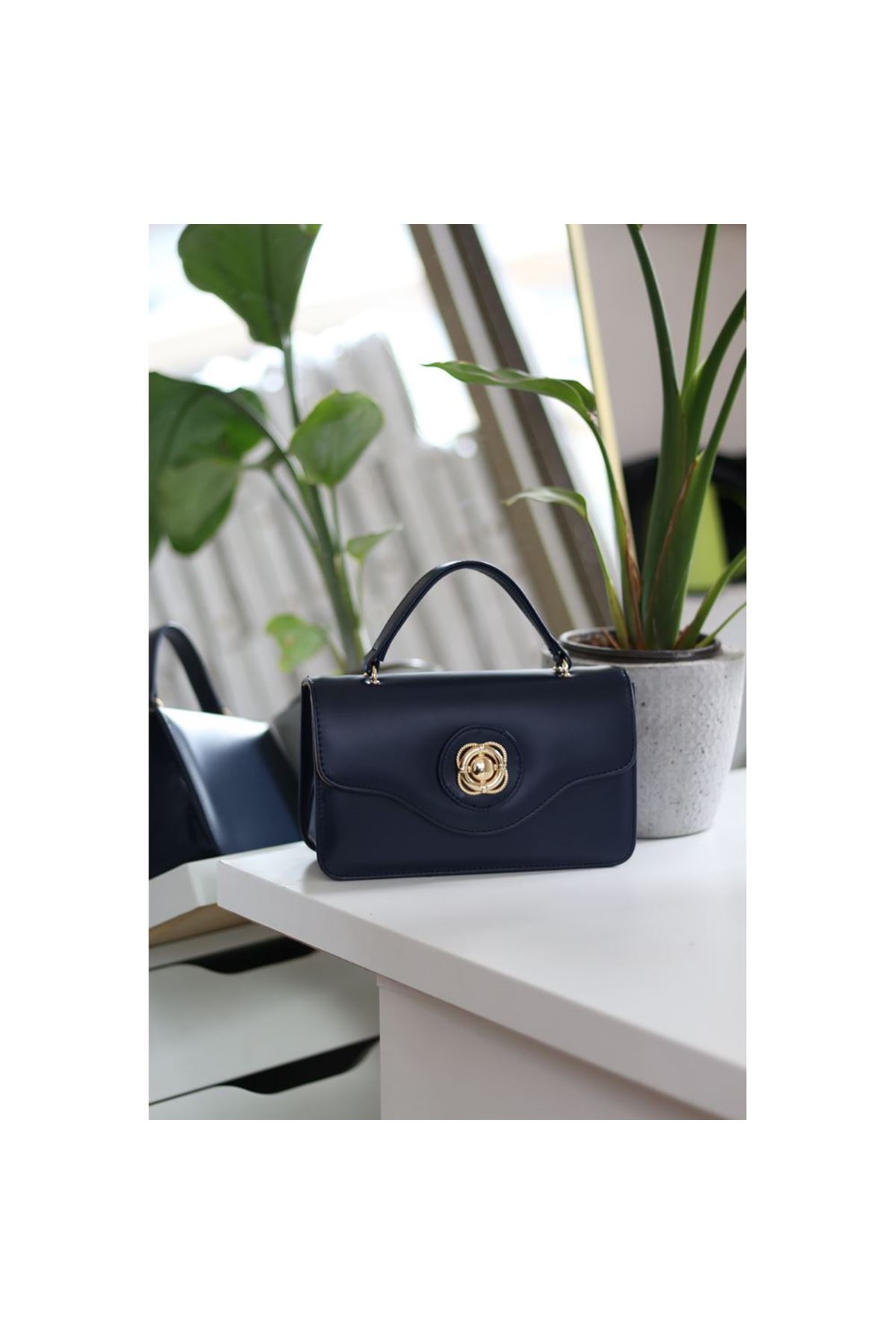 Kadın Lacivert Gold Oval Toka Detaylı Yumuşak Deri El Omuz Çantası