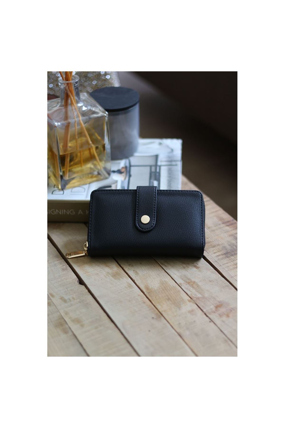 Kadın Siyah Kartlık Detaylı Orta Boy Cüzdan