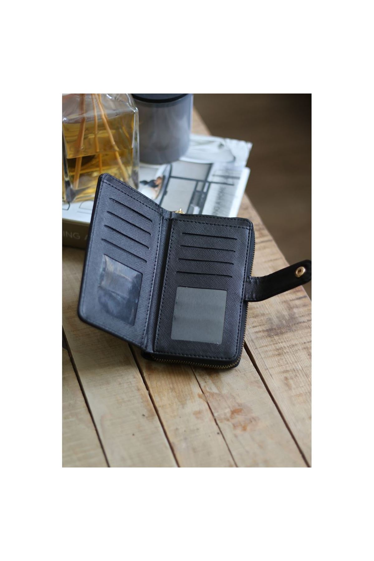 Kadın Siyah Kartlık Detaylı Orta Boy Cüzdan