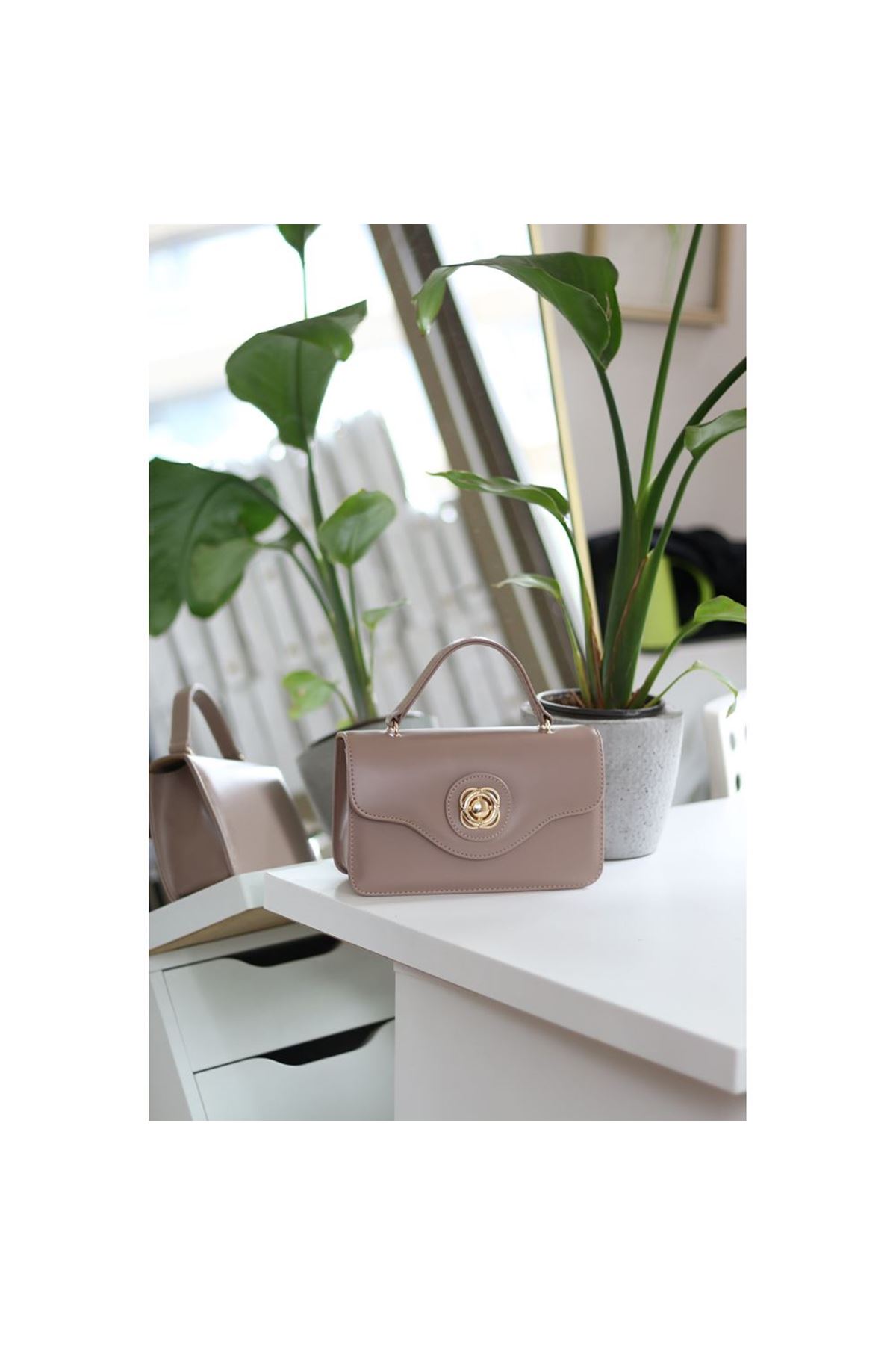 Kadın Vizon Gold Oval Toka Detaylı Yumuşak Deri El Omuz Çantası