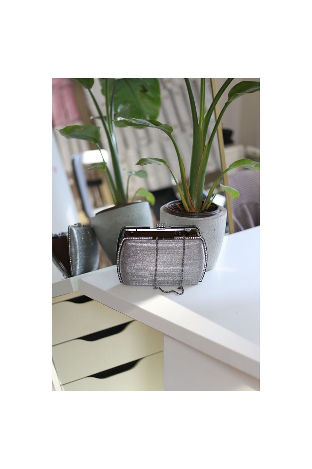 Kadın Platin Çizgi Doku Kristal Taş Detaylı Abiye Çanta