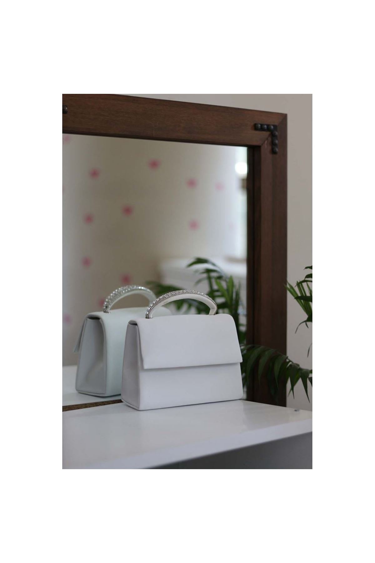 Kadın Beyaz Taş Tutma Detaylı Abiye Omuz Çantası