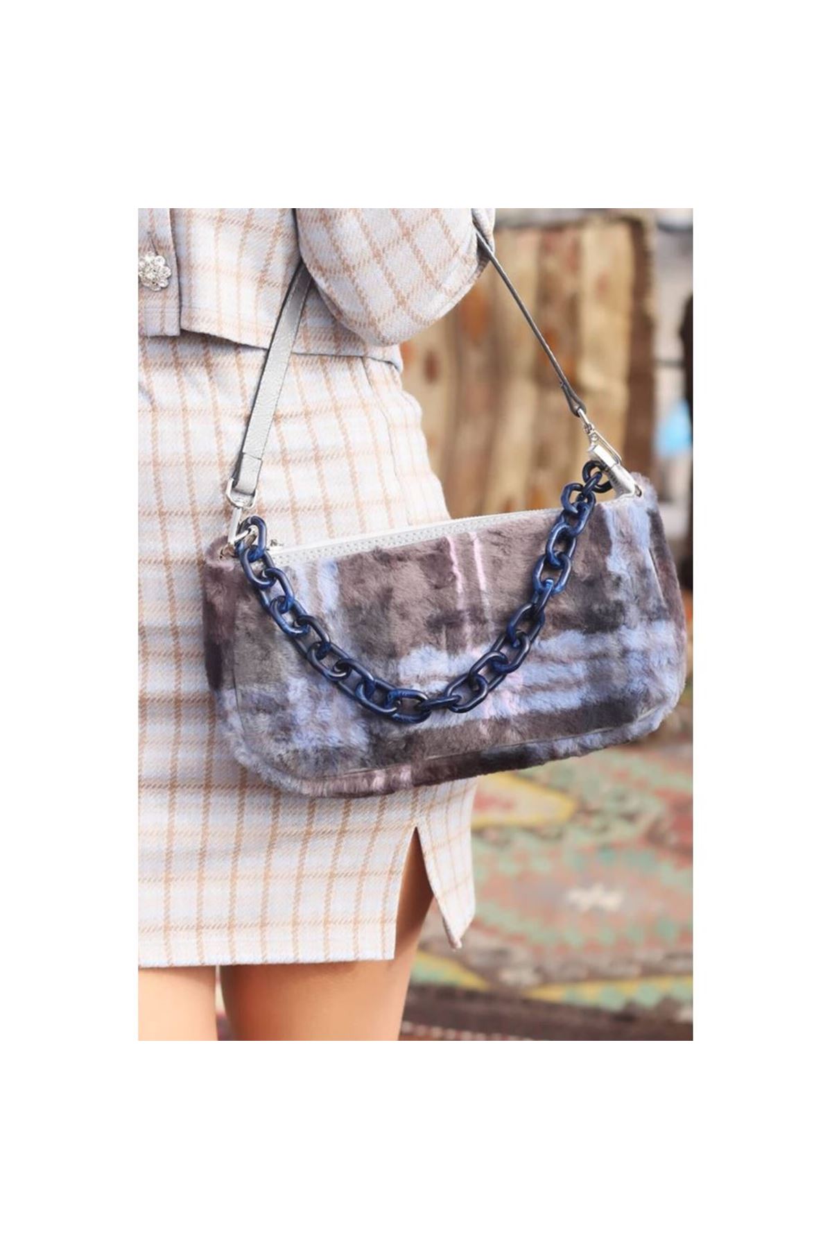 Ekose Siyah Peluş Aksesuarlı Çanta