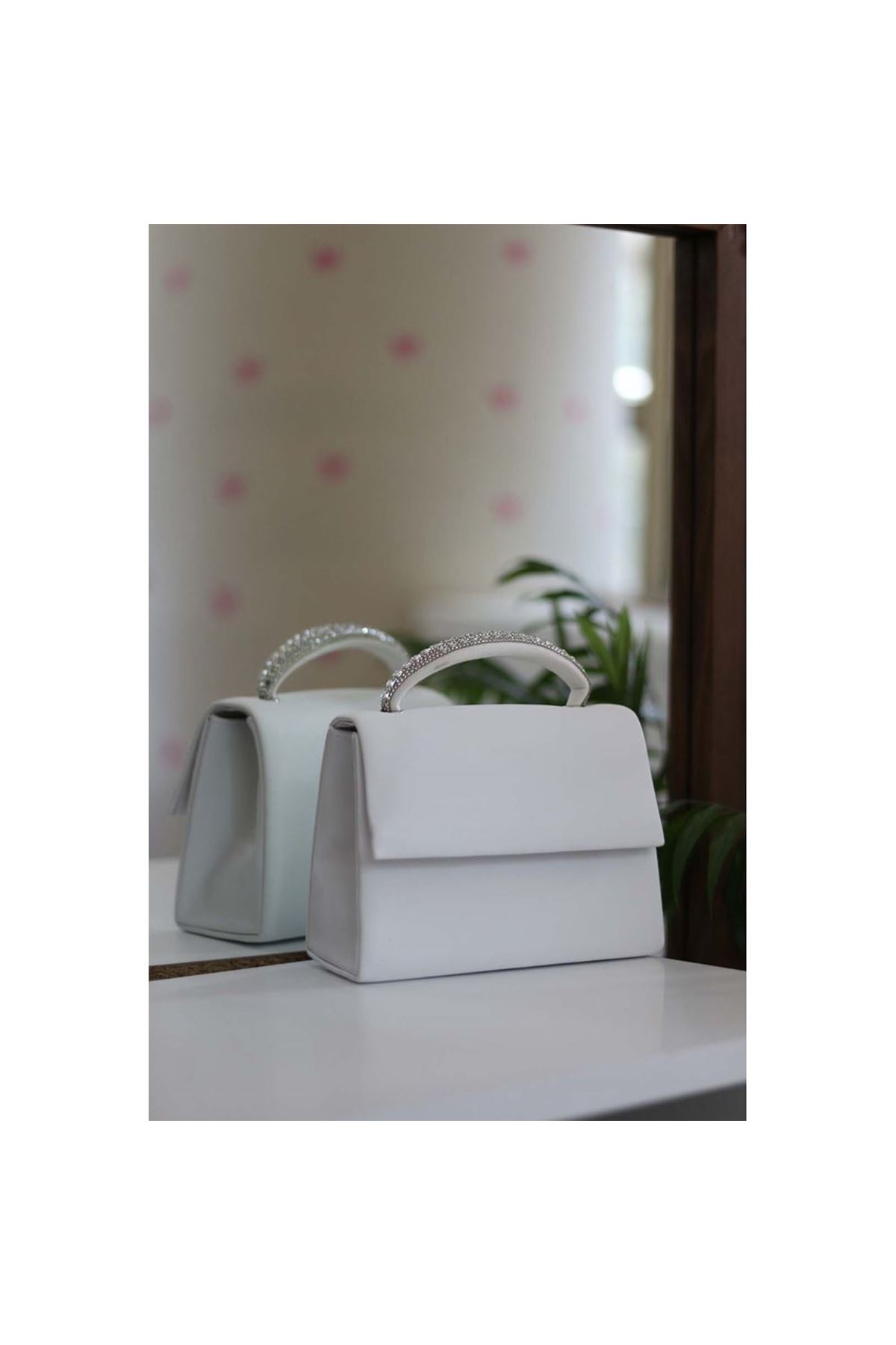 Kadın Beyaz Taş Tutma Detaylı Abiye Omuz Çantası
