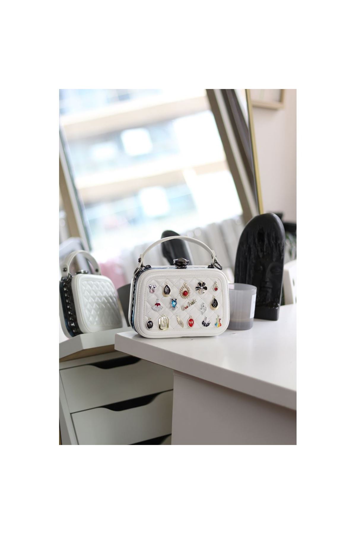 Kadın Beyaz kutu Formlu Aksesuarlı Baklava Desenli El Çantası