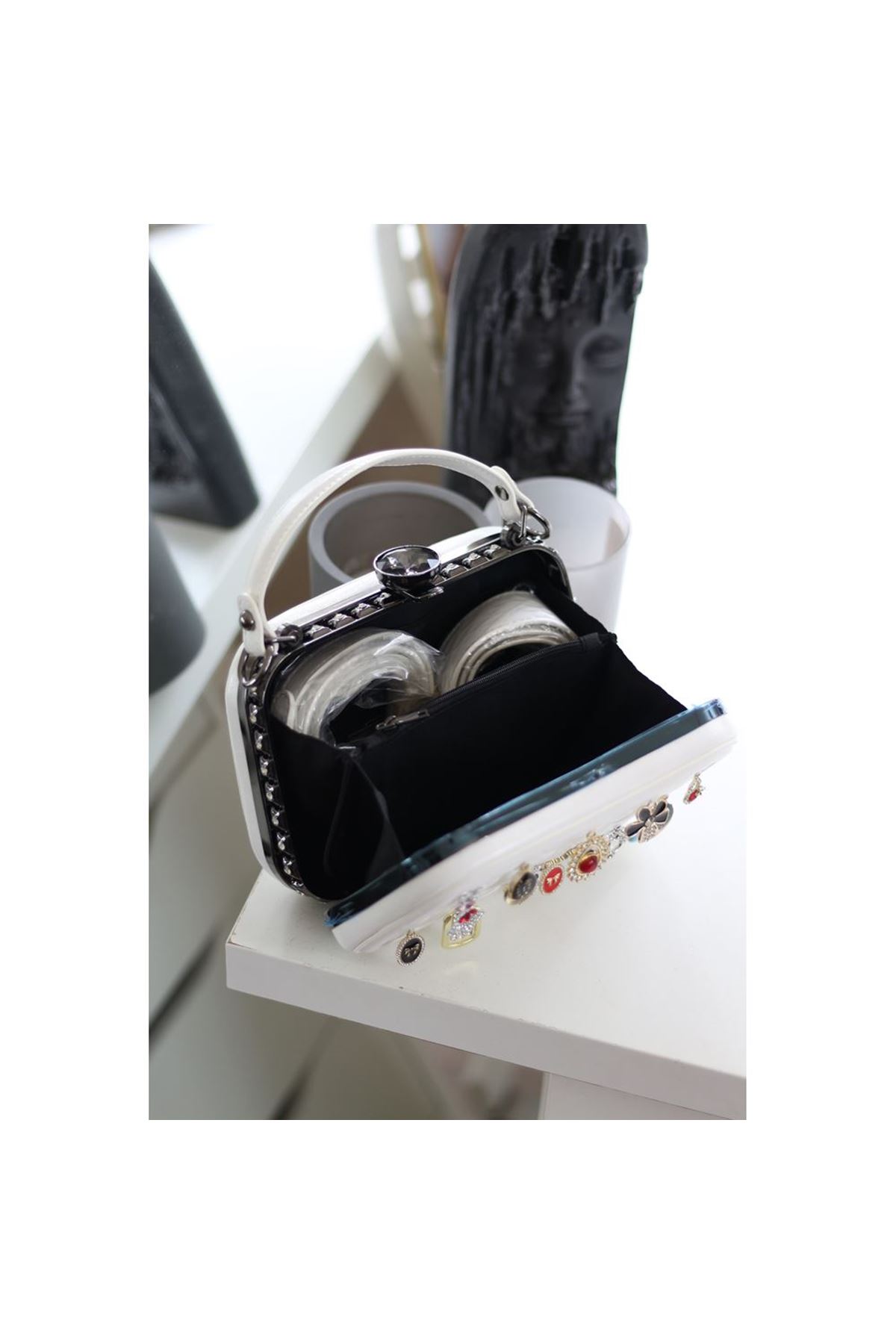 Kadın Beyaz kutu Formlu Aksesuarlı Baklava Desenli El Çantası