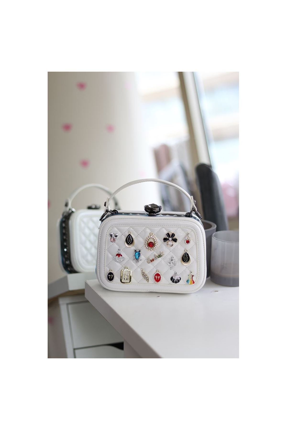 Kadın Beyaz kutu Formlu Aksesuarlı Baklava Desenli El Çantası