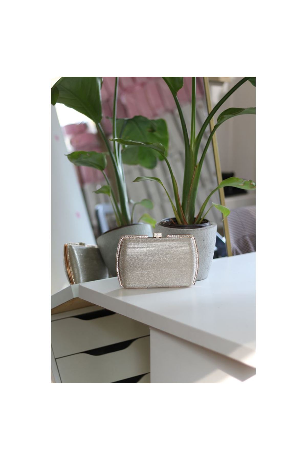 Kadın Gold Çizgi Doku Kristal Taş Detaylı Abiye Çanta