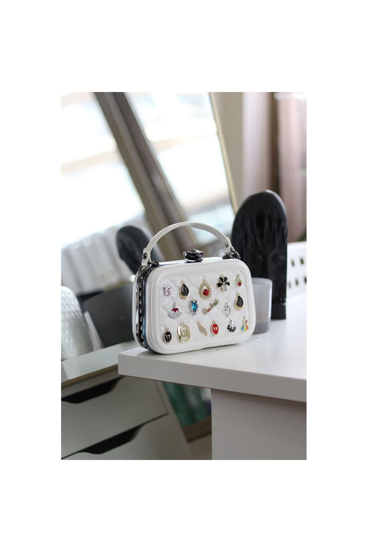 Kadın Beyaz kutu Formlu Aksesuarlı Baklava Desenli El Çantası