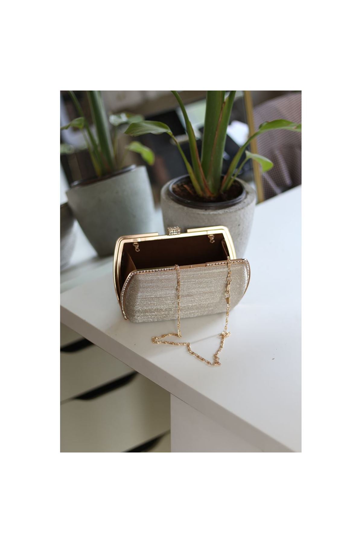 Kadın Gold Çizgi Doku Kristal Taş Detaylı Abiye Çanta