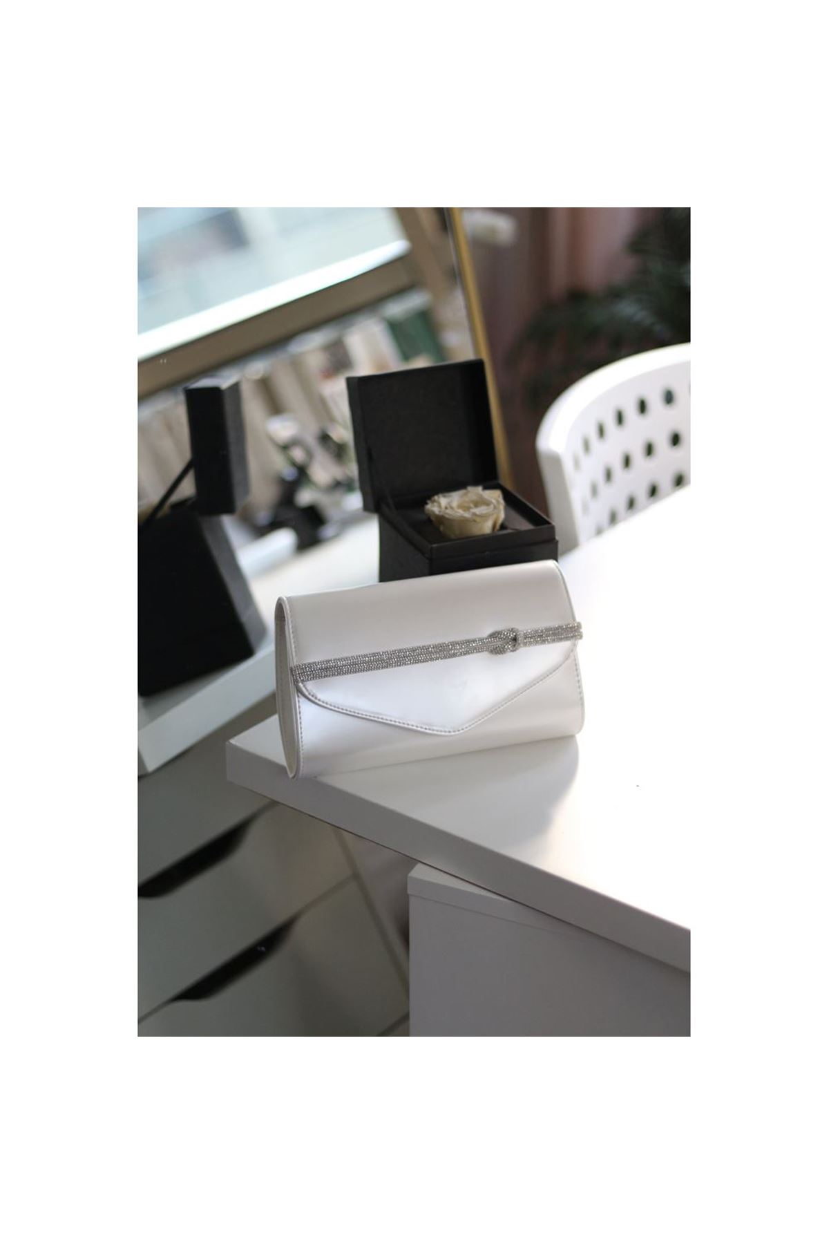 Kadın Beyaz Rugan Taş Şerit Detaylı Abiye el Omuz Çantası