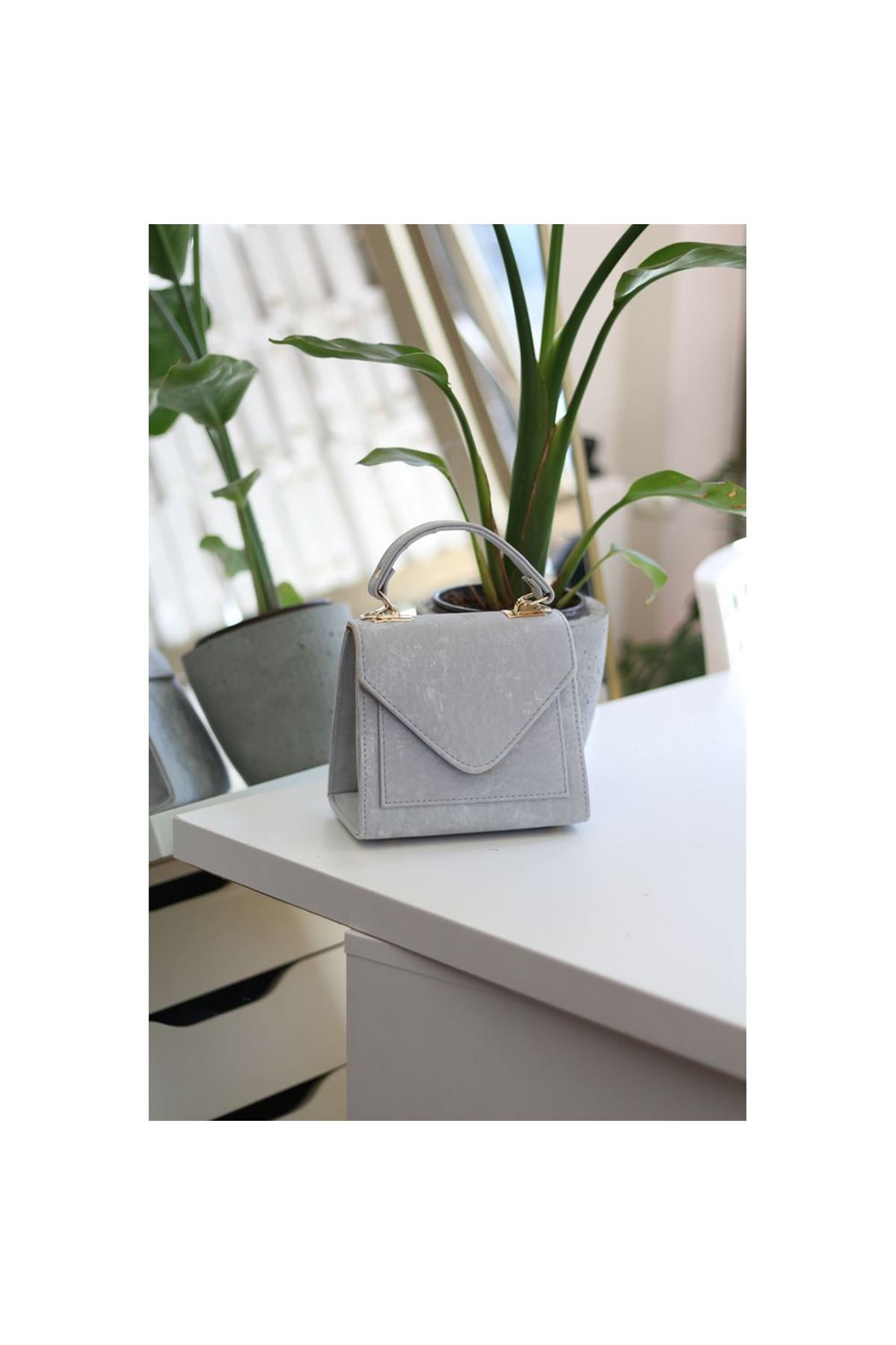 Kadın Gri Eskitme Doku Kapak Detaylı Askılı Omuz Çantası