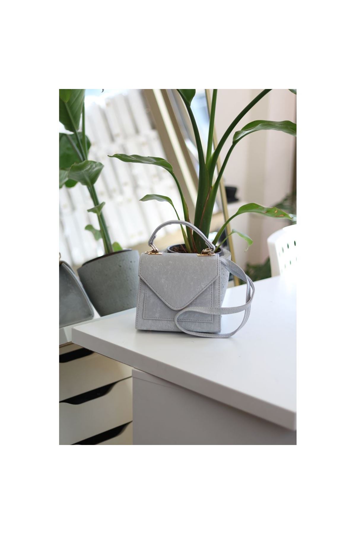 Kadın Gri Eskitme Doku Kapak Detaylı Askılı Omuz Çantası