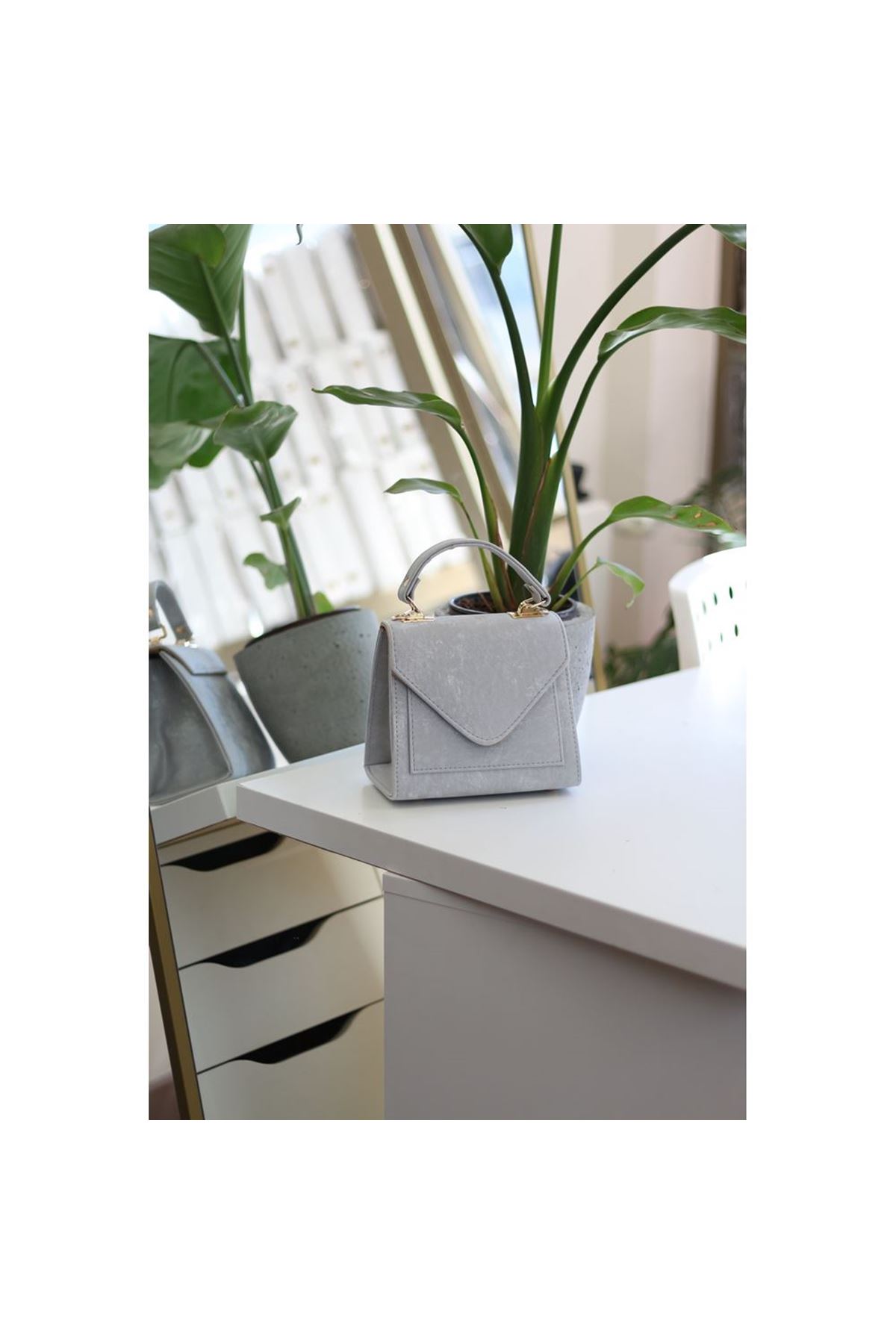 Kadın Gri Eskitme Doku Kapak Detaylı Askılı Omuz Çantası