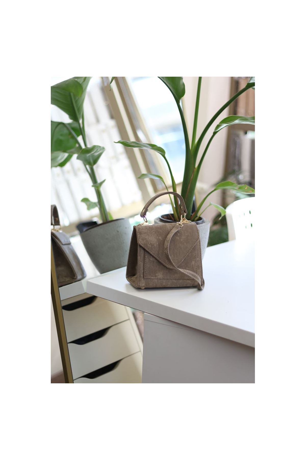 Kadın Vizon Eskitme Doku Kapak Detaylı Askılı Omuz Çantası